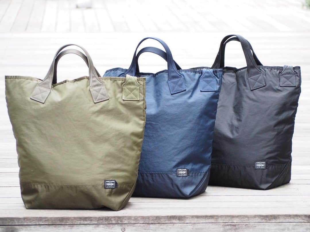 B JIRUSHI YOSHIDAのインスタグラム：「【NEW ARRIVAL】 〈KAPTAIN SUNSHINE×PORTER〉 Quilting Military Nylon Tote SMALL ・ 〈KAPTAIN SUNSHINE×PORTER〉コレクションより、2017FWシーズンに登場し人気を博したトートバッグが今シーズンアップデートされて再登場。 ・ 手持ちと肩掛けの2WAYで使用が可能なこちらのトートバッグ。 メイン素材には、ボンディング加工が施されたナイロン素材を使用。内装はキルティング仕様で、小物用オープンポケットが2箇所配備。 ・ 13インチノートPCやA4クリアファイルが収納可能。また底マチもあり、デイリーユースに使いやすいデザインとなっております。 男女問わずお使いいただけるオススメのトートバッグです。 ・ COLOR:BLACK,OLIVE,NAVY ¥23,000+TAX  #bjirushiyoshida #B印YOSHIDA #代官山 #daikanyama #TOKYO #BEAMS #ビームス #yoshidakaban #吉田カバン #ポーター  #porter #비지루시요시다 #도쿄 #다이칸야마 #빔스 #빔즈 #포터 #데일리룩 #백팩 #B印YOSHIDAlineup #kaptainsunshine」