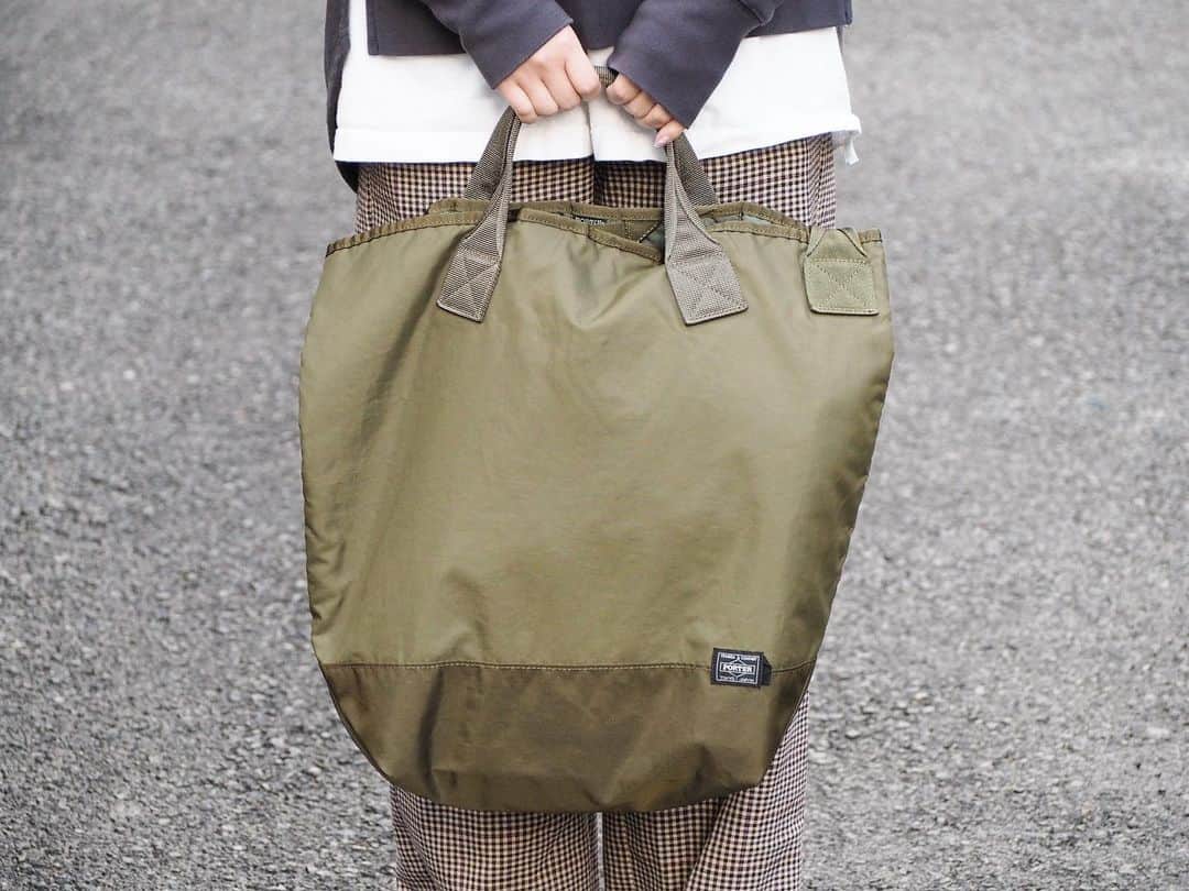 B JIRUSHI YOSHIDAのインスタグラム：「【NEW ARRIVAL】 〈KAPTAIN SUNSHINE×PORTER〉 Quilting Military Nylon Tote SMALL ・ 〈KAPTAIN SUNSHINE×PORTER〉コレクションより、2017FWシーズンに登場し人気を博したトートバッグが今シーズンアップデートされて再登場。 ・ 手持ちと肩掛けの2WAYで使用が可能なこちらのトートバッグ。 メイン素材には、ボンディング加工が施されたナイロン素材を使用。内装はキルティング仕様で、小物用オープンポケットが2箇所配備。 ・ 13インチノートPCやA4クリアファイルが収納可能。また底マチもあり、デイリーユースに使いやすいデザインとなっております。 男女問わずお使いいただけるオススメのトートバッグです。 ・ COLOR:BLACK,OLIVE,NAVY ¥23,000+TAX  #bjirushiyoshida #B印YOSHIDA #代官山 #daikanyama #TOKYO #BEAMS #ビームス #yoshidakaban #吉田カバン #ポーター  #porter #비지루시요시다 #도쿄 #다이칸야마 #빔스 #빔즈 #포터 #데일리룩 #백팩 #B印YOSHIDAlineup #kaptainsunshine」