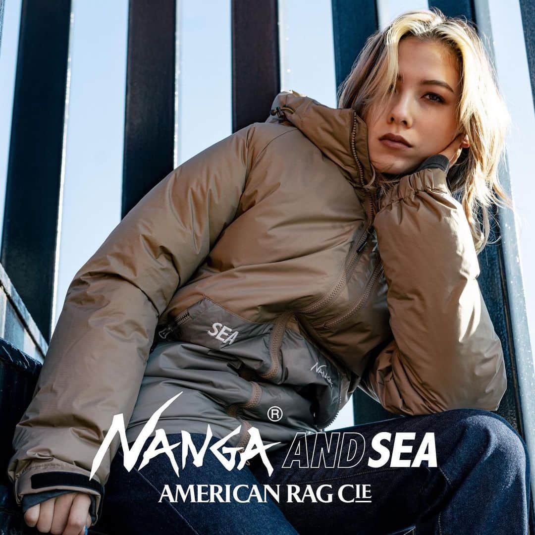 のインスタグラム：「. -News- ㅤㅤㅤㅤㅤㅤㅤㅤㅤㅤㅤㅤㅤ NANGA×WIND AND SEA×AMERICAN RAG CIEの トリプルコラボレーションが実現しました。  2020年12月26日(土)正午12時よりAMERICAN RAG CIE公式オンラインストアにて販売いたします。  左右にはブランドロゴ刺繍、裏地には WIND AND SEA のメッセージをプリントしたスペシャルな仕上がり。こだわりの日本製です。上質なスパニッシュダウンを150g封入し、裏地には柔らかな40デニールナイロンを使用、あたたかく・軽く・柔らかな着心地をお楽しみください。ロゴプリント入り収納袋付で持ち運びにも◎。ユニセックスアイテムとして幅広く着用できます。  #americanragcie  #nanga #windandsea #nangaandsea」