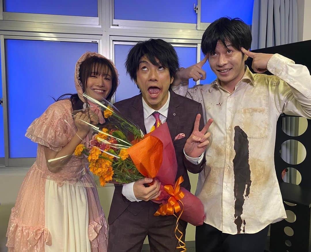 『先生を消す方程式。』テレビ朝日公式さんのインスタグラム写真 - (『先生を消す方程式。』テレビ朝日公式Instagram)「【撮影終了。】  　／ ／ #先生を消す方程式。 最終回放送まで #あと3時間 ＼ 　＼  頼田朝日 役 #山田裕貴 さん クランクアップを迎えたお写真です✨  #田中圭 さん #松本まりか さんと📸 本当にハードな撮影、お疲れさまでした…！  コメント動画はまた後ほど！  #せんけす #最終回 #今夜11時」12月19日 20時03分 - senkesu5