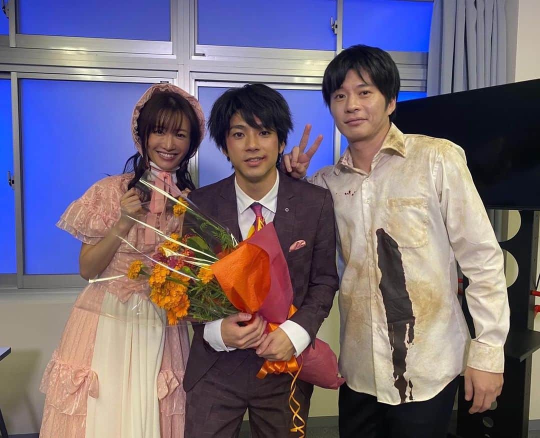 『先生を消す方程式。』テレビ朝日公式さんのインスタグラム写真 - (『先生を消す方程式。』テレビ朝日公式Instagram)「【撮影終了。】  　／ ／ #先生を消す方程式。 最終回放送まで #あと3時間 ＼ 　＼  頼田朝日 役 #山田裕貴 さん クランクアップを迎えたお写真です✨  #田中圭 さん #松本まりか さんと📸 本当にハードな撮影、お疲れさまでした…！  コメント動画はまた後ほど！  #せんけす #最終回 #今夜11時」12月19日 20時03分 - senkesu5