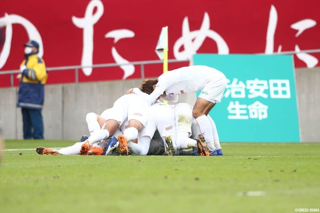 松田陸さんのインスタグラム写真 - (松田陸Instagram)「⚽️ 今日も応援ありがとうございました！ 最終節ゴールできてよかった。 #CEREZO #OSAKA #今季初ゴール」12月19日 20時03分 - riku_matsuda_02_official