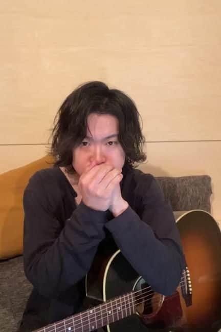 高津戸信幸のインスタグラム：「弾き語り」