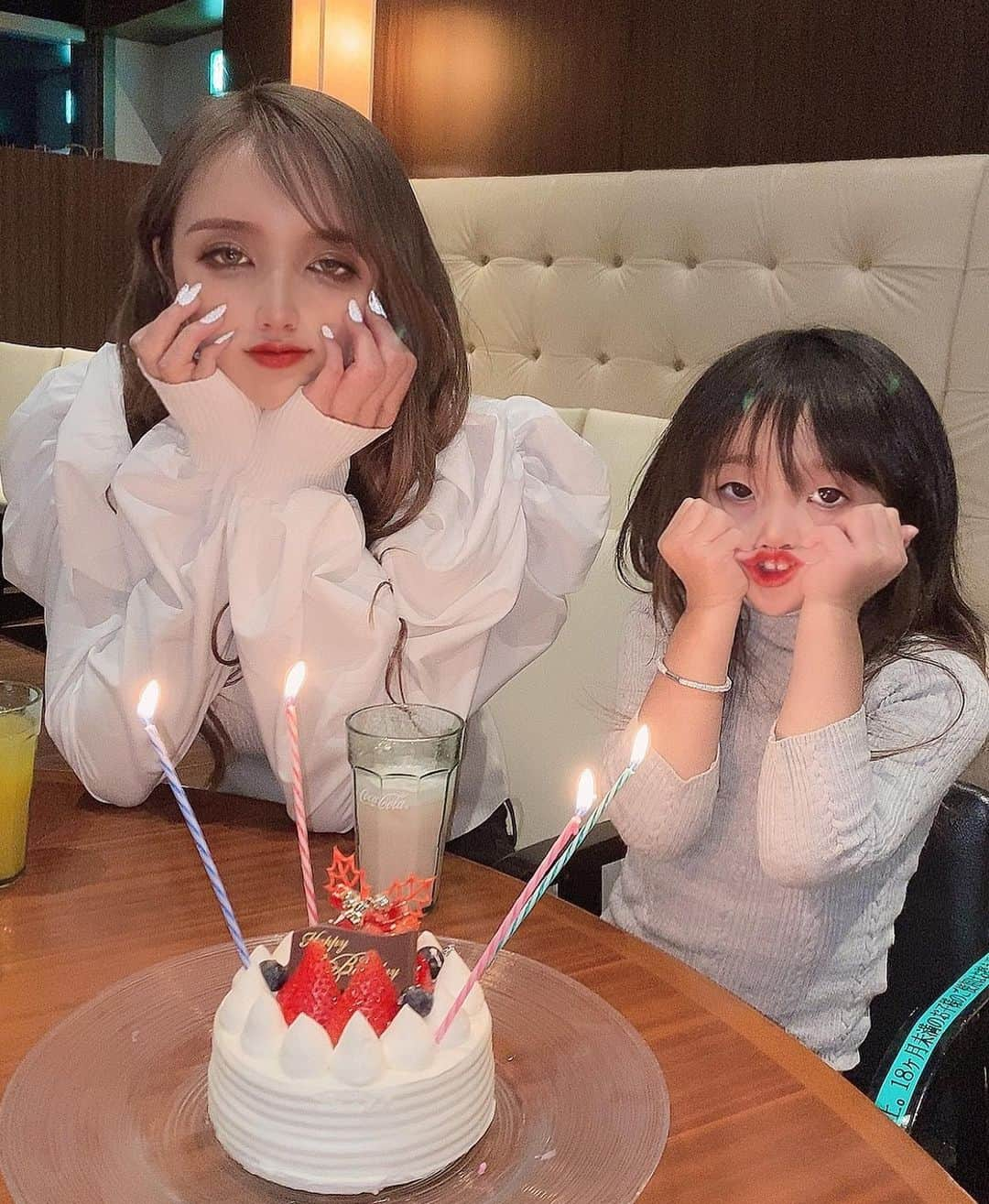 yurikaさんのインスタグラム写真 - (yurikaInstagram)「﻿ ﻿ りのんの4歳の誕生日👧🏻❤️﻿ 愛しの娘ちゃんオメデトウ🎂﻿ ﻿ ゆりかもママになって4年目👩🏼﻿ 子供の成長てほんとにはやいね。﻿ ﻿ 気づけば昨日できなかったことができるようになってるもんね。﻿ ママ〜〇〇して〜て言ってたのが﻿ 今では自分でできるもんってお姉さんになってたり﻿ ママいつもありがとうとかちゃんと言ってくれたり﻿ 難しい言葉がつかえるよつになってたり﻿ 家事とか自らお手伝いしてくれたり😭💕﻿ ﻿ ゆりかの小さい頃より凄いしっかりしてる🐰﻿ ﻿ ﻿ #誕生日 #4歳誕生日 #女の子ママ #こどものいる暮らし #ユニバ #usj」12月19日 20時03分 - yurichan_819