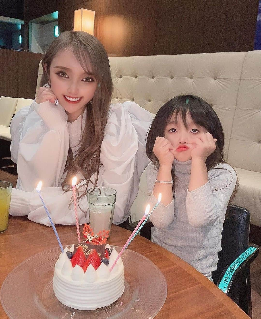 yurikaさんのインスタグラム写真 - (yurikaInstagram)「﻿ ﻿ りのんの4歳の誕生日👧🏻❤️﻿ 愛しの娘ちゃんオメデトウ🎂﻿ ﻿ ゆりかもママになって4年目👩🏼﻿ 子供の成長てほんとにはやいね。﻿ ﻿ 気づけば昨日できなかったことができるようになってるもんね。﻿ ママ〜〇〇して〜て言ってたのが﻿ 今では自分でできるもんってお姉さんになってたり﻿ ママいつもありがとうとかちゃんと言ってくれたり﻿ 難しい言葉がつかえるよつになってたり﻿ 家事とか自らお手伝いしてくれたり😭💕﻿ ﻿ ゆりかの小さい頃より凄いしっかりしてる🐰﻿ ﻿ ﻿ #誕生日 #4歳誕生日 #女の子ママ #こどものいる暮らし #ユニバ #usj」12月19日 20時03分 - yurichan_819