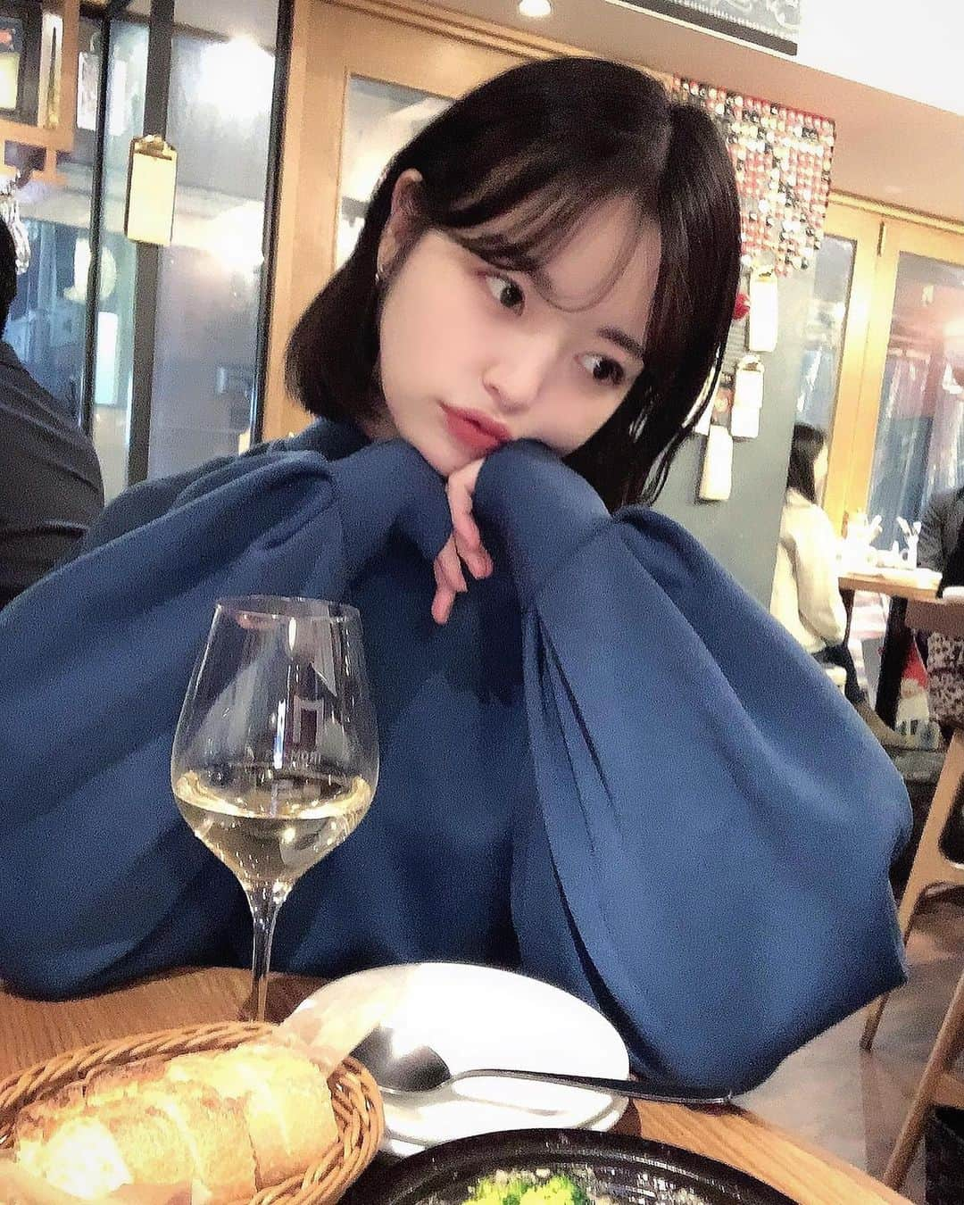 小森ほたるさんのインスタグラム写真 - (小森ほたるInstagram)「ワイン大好きだな~😚🍷🍾❤️ ワインにあう食べ物でおすすめありますか？」12月19日 20時14分 - hotaru_komori