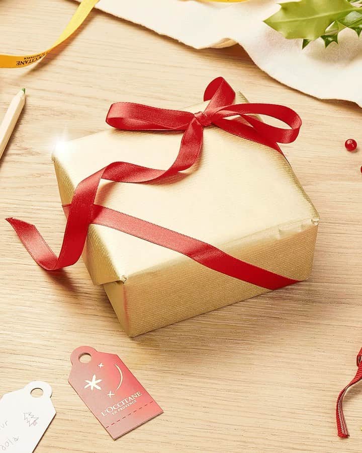 ロクシタンのインスタグラム：「Did you know…? 💭  Our gift ribbons allow you to add a special touch to gifts without harming the environment. 🙌  How can we do that? All our gift ribbons are made of a cellulose-based material which biodegrades within six months, and the silk paper is 100% recycled and FSC® certified. This year give gifts that use smarter sustainable solutions. ✨ #Gift #Christmas #sustainability #recycle #Loccitane」