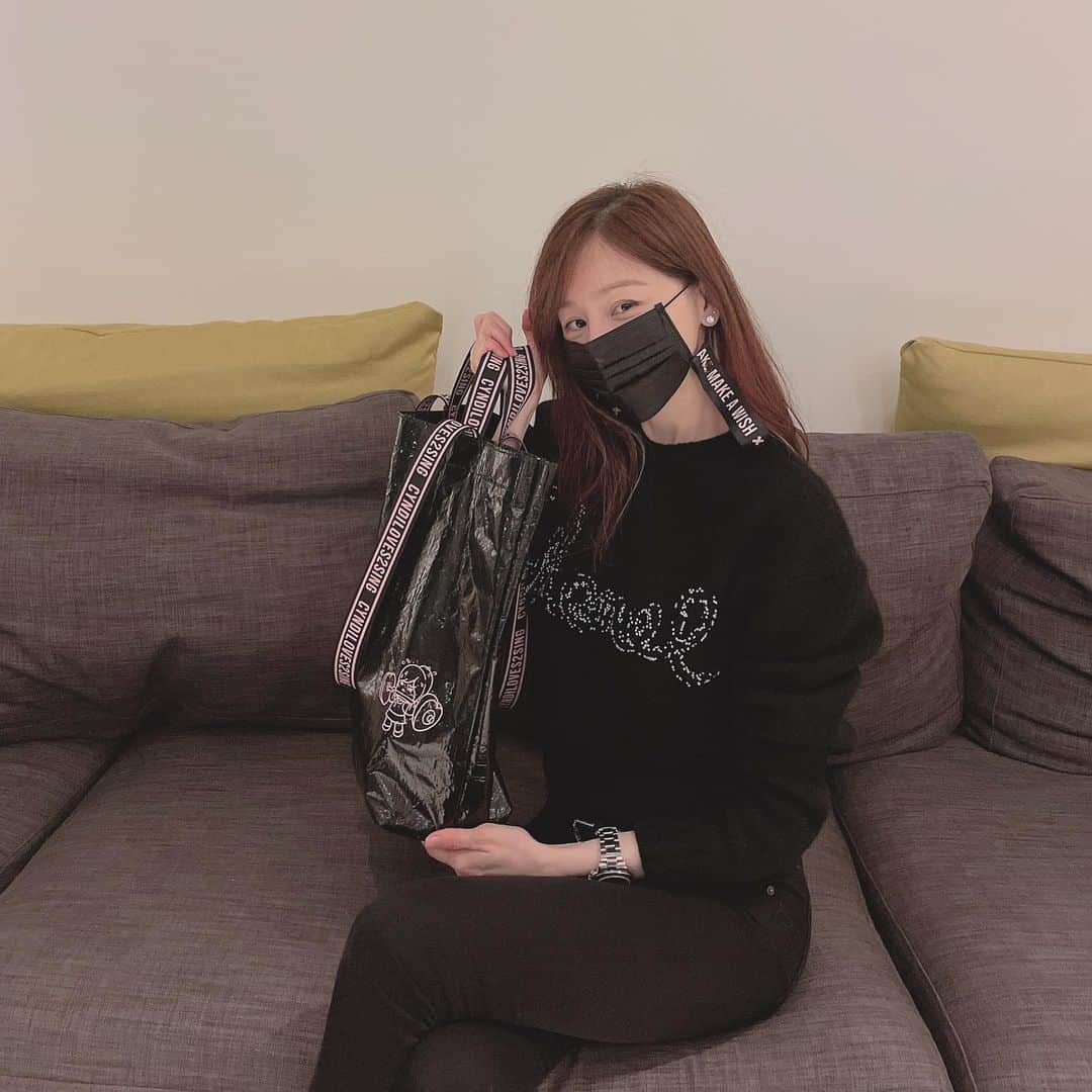 王心凌（Cyndi Wang）さんのインスタグラム写真 - (王心凌（Cyndi Wang）Instagram)「今天為大家示範的一系列照片是～ “愛的重量購物袋”💪🏻 和 ”少女的祈禱口罩掛繩” 💕  週邊商品們的預購網址與詳情： 🔗 https://fight30.com/cyndi/  #愛的重量購物袋環保又耐重好提也好揹 #購物包上的小可愛是丸心妮在舉重😆好可愛 #少女的祈禱口罩掛繩方便實用好看好搭配 #都好喜歡」12月19日 20時08分 - cyndiloves2sing