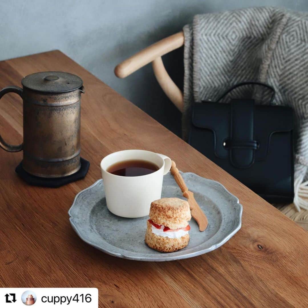 ショップにこにこさんのインスタグラム写真 - (ショップにこにこInstagram)「#Repost @cuppy416 with @make_repost ・・・ 苺とホイップクリームのスコーンサンドで朝ごはん。   椅子の上にあるバッグは @shopnikoniko さんで。 かっちりしたデザインなので、娘の保育園行事等にも使えるし、普段着にも合わせやすくて気に入っています。   ZOZOTOWN店限定でこちらの フロントベルトスクエアバッグが タイムセール中です！（3,079円 → 2,499円） 期間:12/18(金)20：00～12/22(火)11:59   お得なこの機会にぜひ◎     #ショップにこにこ_zozotown　#スコーンサンド #co_fe #竹口要 #ラプアカンクリ #yチェア#onmytable  #onthetable#cocoronedays #instafood #暮らし  #instagramjapan #おうち時間 #igersjp #器好き #nisnap #キナリノ#おやつ #今日のおやつ #本日のおやつ #おやつの時間 #3時のおやつ #器 #お茶の時間 #おやつタイム #ティータイム」12月19日 20時10分 - shopnikoniko