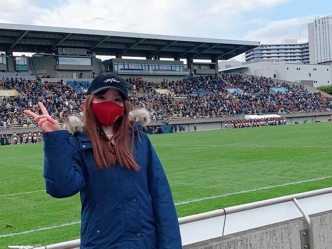 藤田舞美のインスタグラム：「❁ 今日は大学ラグビー準々決勝観戦へ🏉 早稲田大学vs慶應大学と 明治大学vs日本大学の2試合！ * 早慶戦は熱いし、明治は上手いし、日大のタックルは強烈で、どちらの試合も見応えあって面白かった😍✨この近さだったのでタックルの時のバチン、ドゴンっていう音の迫力もすごかったなー！！ * そして何よりラグビーが見たくて仕方なかったから、それが叶って幸せでした❤️❤️❤️ * #ラグビー #ラグビー観戦 #ラグビー女子 #大学ラグビー #大学ラグビー選手権 #早稲田大学ラグビー蹴球部 #慶應義塾大学ラグビー部 #明治大学ラグビー部 #日本大学ラグビー部 #早慶戦」