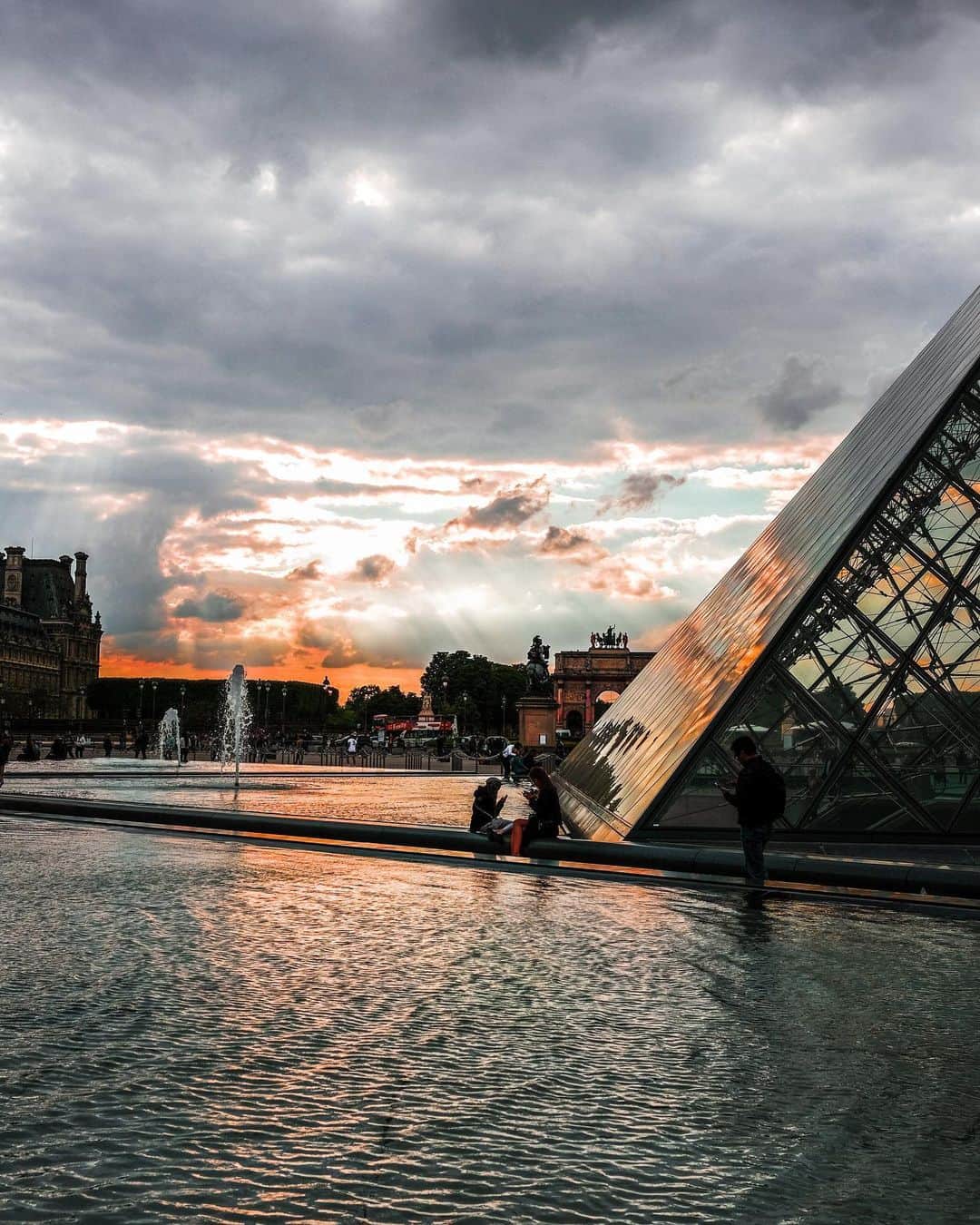 NICOLAS SIMOESのインスタグラム：「A moment between rain & sun ✨」