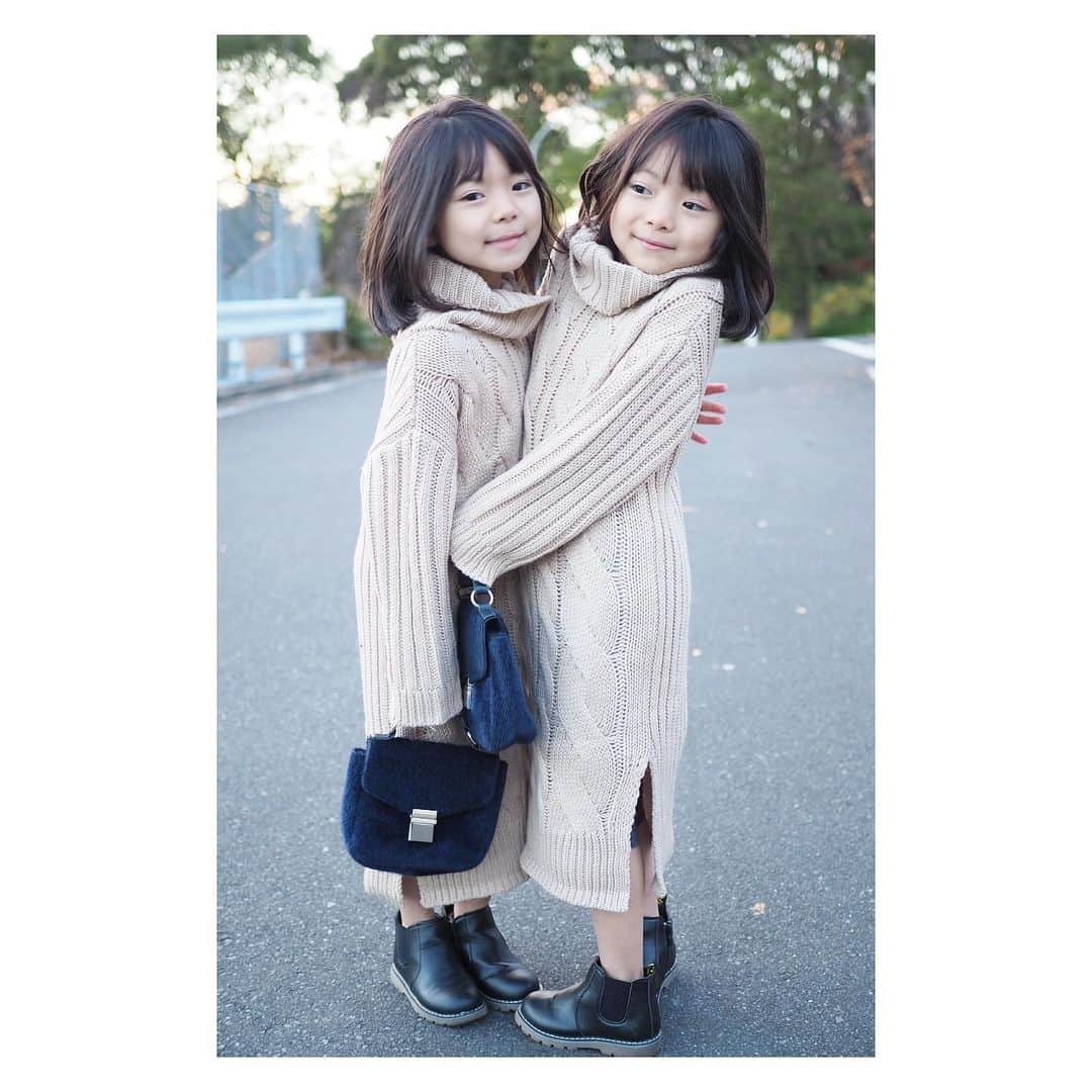 Yukiさんのインスタグラム写真 - (YukiInstagram)「さいきんはbagも自分で選ぶようになってきた双子ちゃん☺️💕  すこしでも時間が あると公園に行くのが嬉しいみたい✩.*˚  よくくっついてる双子ちゃんw最後の一枚がなんか笑っちゃうw  ニットワンピースとブーツは @urbancherry_ さん♡   150cmサイズもあったのでワンサイズ大きめに着たくて長女のワンピースも見つけて、買い足しました☺️✨  冬休みは３人一緒に着れるかなー☺️✨」12月19日 20時15分 - yukikuu96