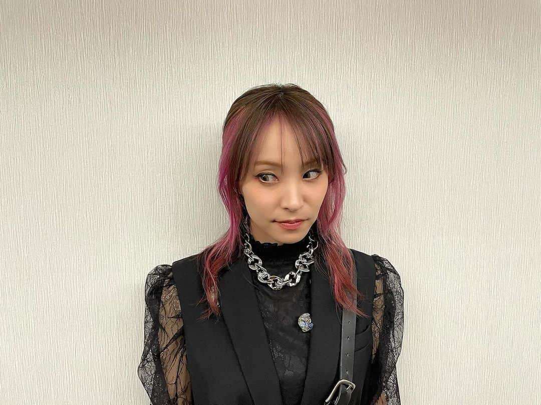 LiSAさんのインスタグラム写真 - (LiSAInstagram)「先日の　#Mステ　様の時の「炎」は蓮の髪飾りは、氏家さんのお手製でした。　本日の「炎」は黒のリボンハーフアップでした。 洋服や髪型、状況や空気や心情でぜんぜんちがう歌になっていく。いつも新しい気持ちでお届けさせていただいて嬉しいです。 #りさへあめいく　#うじいえたんへあー　 @keiko__ujiie」12月19日 20時19分 - xlisa_olivex