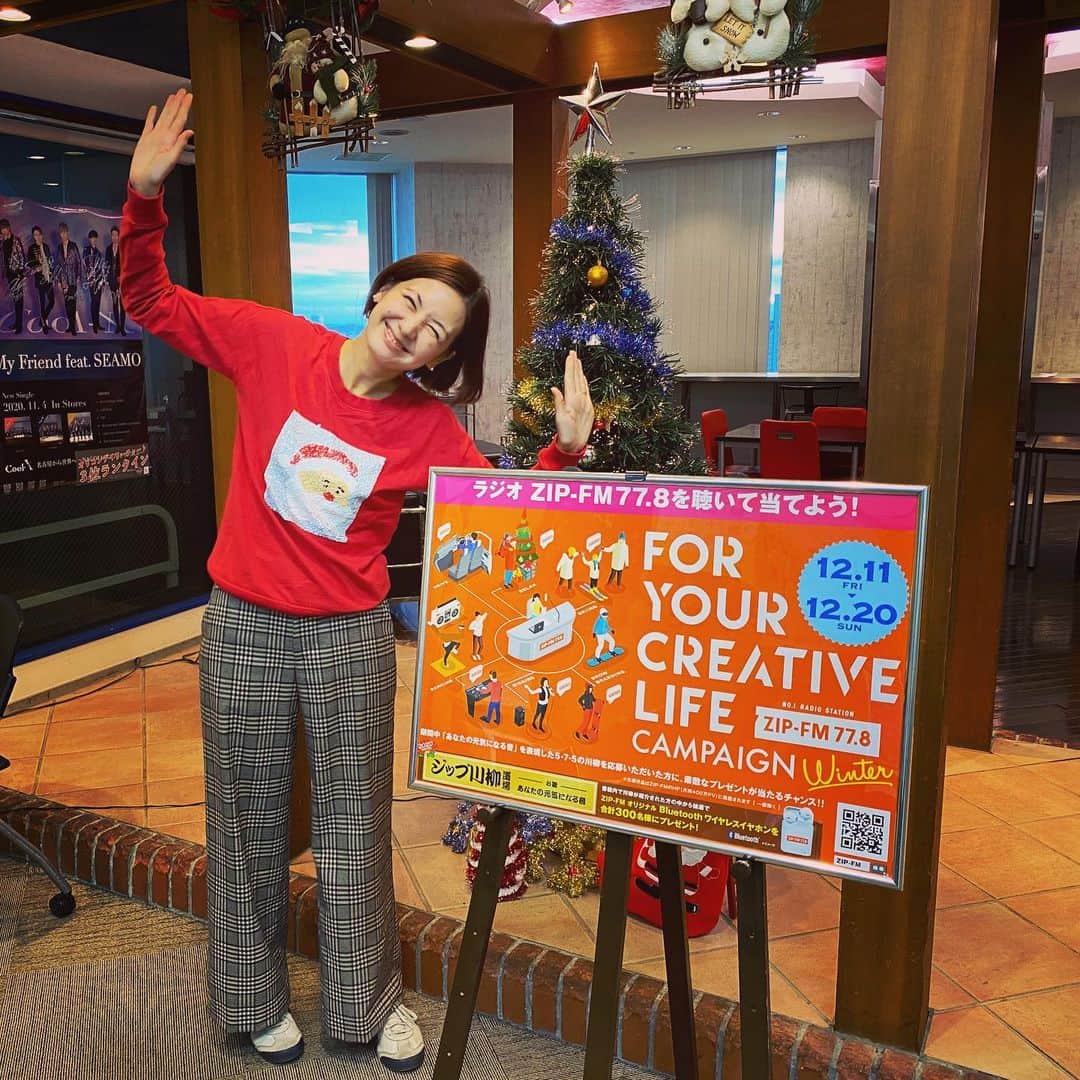 イレーネのインスタグラム：「昨日スター @kobataku33 さんに 「ピースが素人みたいですね」って 言い放ったわたしの本日のポーズです . 本当に何様なんでしょうね、先輩すいませんでした . @zipfm77.8 のFor your creative life campaignは明日まで！川柳送ってね♡わたしの番組は終わりました。まさかの事後報告です！radikoでタイムフリーしてね  #zipfm #wakeywakey #radio #nagoya #radiko #イレーネ  #イレーネのシャンシャン #uglychristmassweater  #もう来週はシャンシャンさせてもらえない何故なら来週は26日だから」