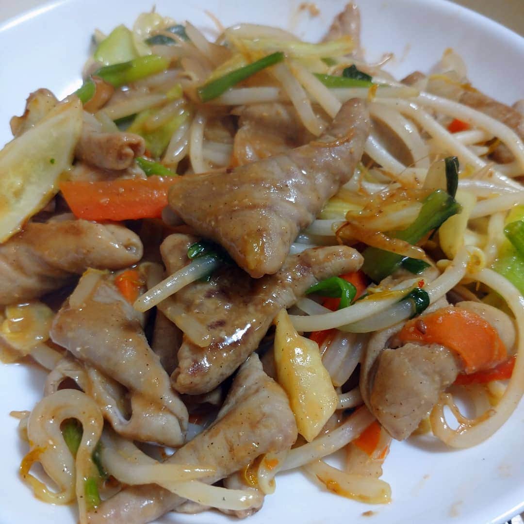 のインスタグラム：「本日のズボラ飯  モツと野菜の味噌炒め  この前作ったポテトサラダをグラタンに #ズボラ飯 #自炊飯 #ドケチ飯 #プロレスラーが作る飯 #酒飲みの味」
