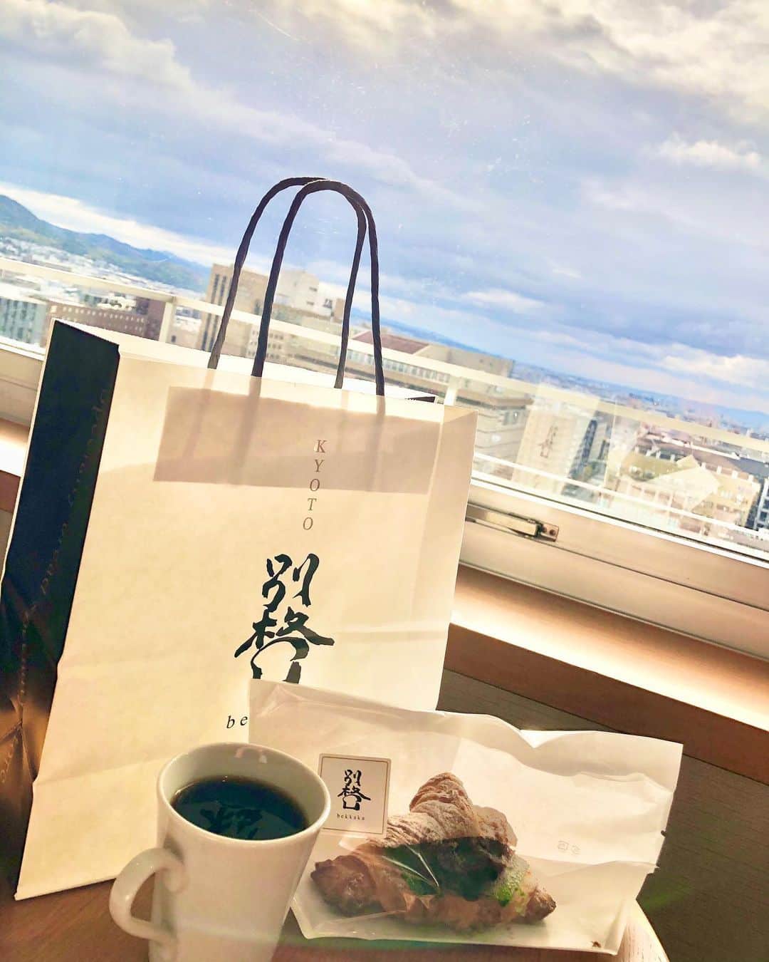 佐藤由季さんのインスタグラム写真 - (佐藤由季Instagram)「会える時に会いたい。 食べられる時に食べたい。 働ける時に働いておく。 こういうご時世だからこそ 強く感じるようになりました。 もちろん制限もあり対策をしっかりと しながらではありますが… 久しぶりに憧れの先輩に思い切って連絡して 急だったのに会っていただけて良かった🥺 東京からもカレー好きが訪れるお店🍛 を選んで下さっていました😍 カレーももちろん美味しかったけれど、、、 誰と食べるかって本当に大事🥰 #ご馳走様でした 🙏 #カレーランチ  #インド食堂タルカ  #南インドカレー  #マトン好き  #甘いものは別腹  #フルーツタルト  #抹茶あずきクロワッサン  #別格 #パン屋さん大好き  #話に夢中で食べるの遅過ぎてごめんなさい 😂 #カレー女子  #カレーマイスター  #フリーアナウンサー  #佐藤由季  #新幹線の途中 の #雪景色  #綺麗だった ❄️けど降りたくはない 笑 #寒いの苦手」12月19日 20時25分 - yukisato0710
