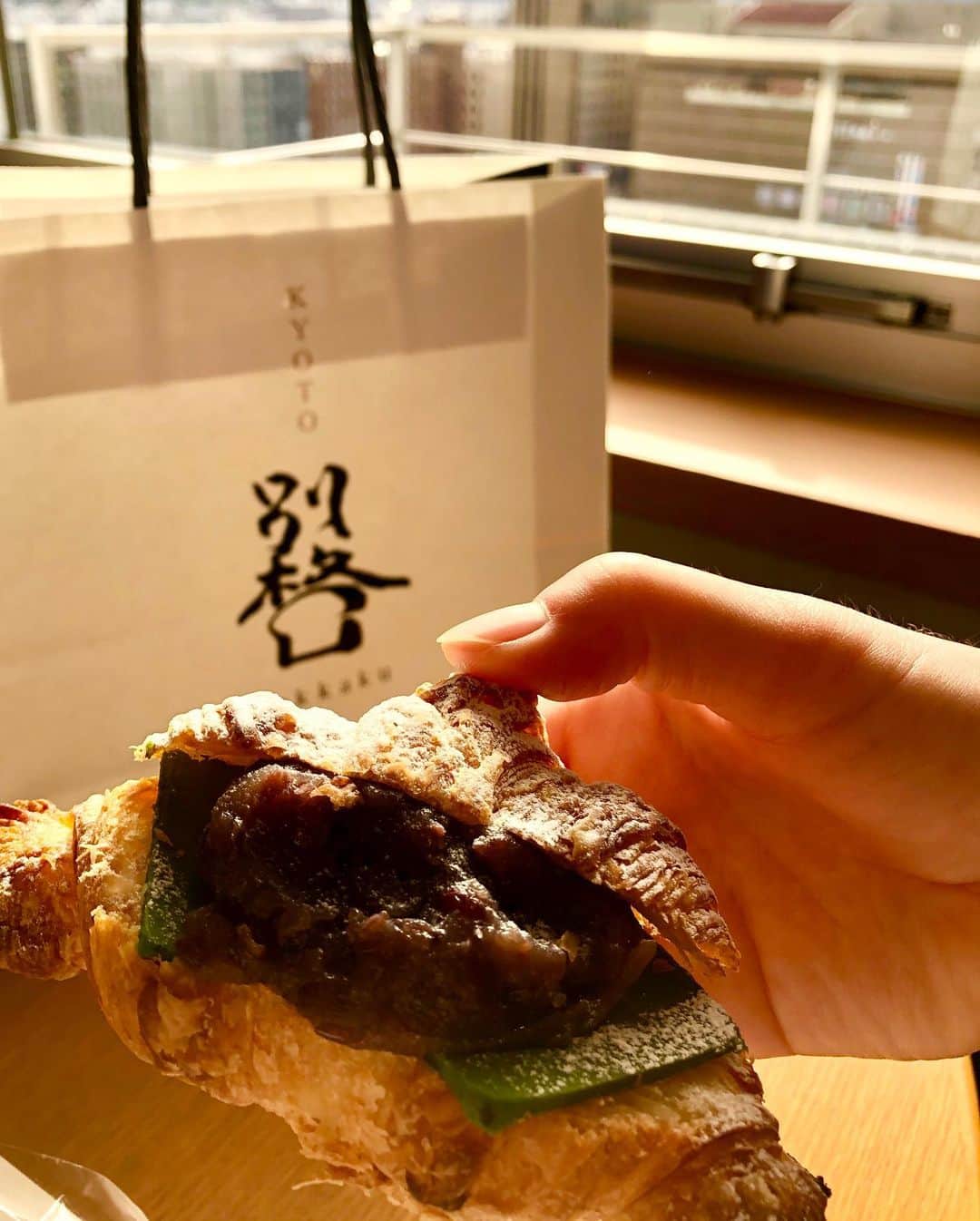 佐藤由季さんのインスタグラム写真 - (佐藤由季Instagram)「会える時に会いたい。 食べられる時に食べたい。 働ける時に働いておく。 こういうご時世だからこそ 強く感じるようになりました。 もちろん制限もあり対策をしっかりと しながらではありますが… 久しぶりに憧れの先輩に思い切って連絡して 急だったのに会っていただけて良かった🥺 東京からもカレー好きが訪れるお店🍛 を選んで下さっていました😍 カレーももちろん美味しかったけれど、、、 誰と食べるかって本当に大事🥰 #ご馳走様でした 🙏 #カレーランチ  #インド食堂タルカ  #南インドカレー  #マトン好き  #甘いものは別腹  #フルーツタルト  #抹茶あずきクロワッサン  #別格 #パン屋さん大好き  #話に夢中で食べるの遅過ぎてごめんなさい 😂 #カレー女子  #カレーマイスター  #フリーアナウンサー  #佐藤由季  #新幹線の途中 の #雪景色  #綺麗だった ❄️けど降りたくはない 笑 #寒いの苦手」12月19日 20時25分 - yukisato0710