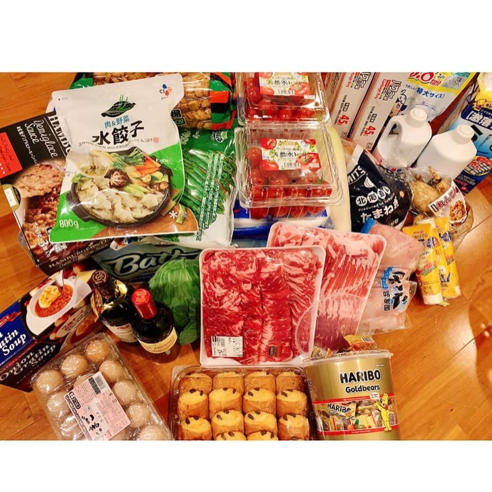 飯田圭織さんのインスタグラム写真 - (飯田圭織Instagram)「コストコで大満足のお買い物が出来ました✨リピートした物もネットで調べて欲しかった物も購入出来ましたよ😊 夕飯は特大のお寿司とアヒージョ。 アヒージョははじめてでしたが魚介類がたっぷりで美味しく大満足でした😊 #コストコ #コストコ購入品 #リピ買い  #アヒージョ #賑やかな夕飯」12月19日 20時25分 - iidakaori.official