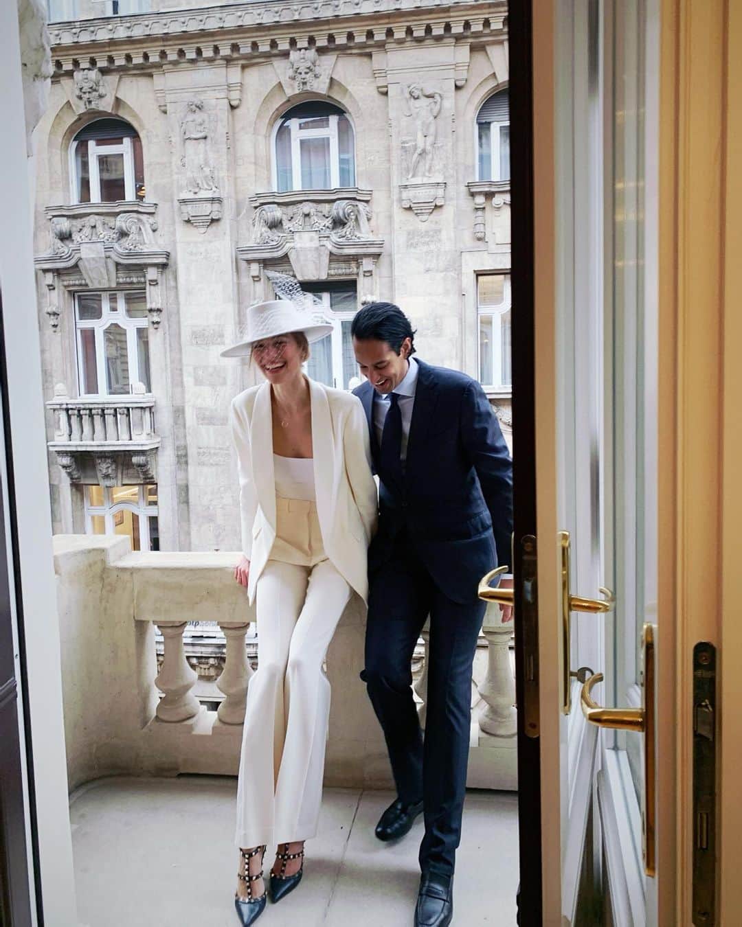 ヴァネッサ・アクセンテのインスタグラム：「Ending 2020 strong 🍾💍」