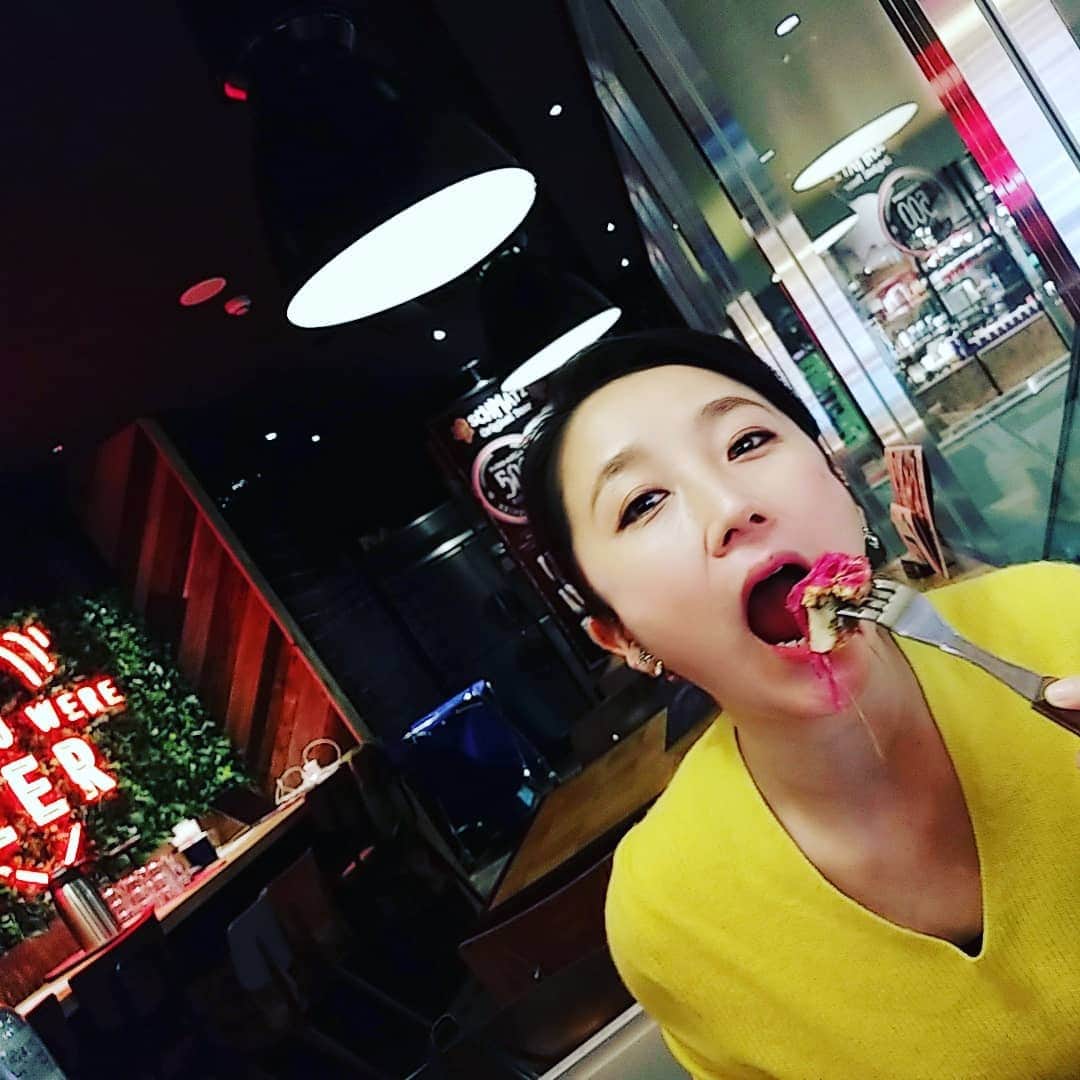 常世晶子さんのインスタグラム写真 - (常世晶子Instagram)「今日の食べ物まとめ🍴痺れる担々麺に、ハーブのソーセージ。食べ物は癒し🙆!!  #食べる女」12月19日 20時28分 - tokoyo_shoko