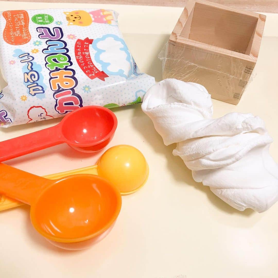 ちびあかぽんのインスタグラム：「お正月の準備🎍  こんにちは！ちびあかぽんです。 今年も鏡餅を製作中… 来年は丑年🐮どうせならちょっと動きのある牛さんを作りたいなぁと思い100均紙粘土でシルエットだけ作ってみました👏  もう日が無いので今年も数個しか ご用意出来ないのですが その分、心を込めて作ろうと思います😌  ※3枚目は昨年販売したネズミの鏡餅です🐹チュー  #正月飾り #丑年 #干支 #牛 #鏡餅 #制作途中 #製作中 #制作過程 #樹脂粘土 #餅 #フェイクフード #ちびあかぽん #chibiakapon #japan #fakefood #途中過程」