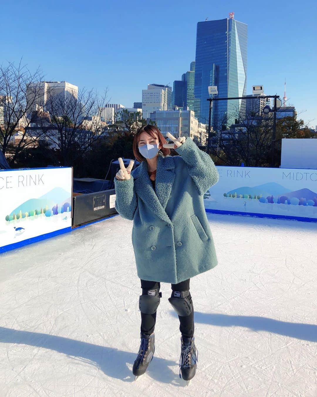 小泉遥のインスタグラム：「. . この後深夜1:28〜 TBS真夜中のブランチに出てます☺︎ 今キテるXmasニュースを 蛙亭のお二人と色々紹介しているよ🎄✨ . 人生で初めてのスケートは 全然滑れなかったけど楽しかった⛸笑 . #真夜中のブランチ」