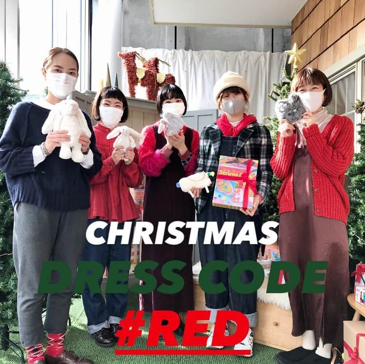 こども ビームスさんのインスタグラム写真 - (こども ビームスInstagram)「🎄こども ビームスCHRISTMAS🎄  　🎅DRESS CODE #RED🤶  本日は、ドレスコード#REDでした❗️  明日は、ドレスコード#WHITEです。  クリスマスラッピングも承り中🎁  小さなプレゼントから、大きなプレゼントまでお気軽にお声かけください。  🌸2021春夏アイテムもご予約受付中です。  BEAMS各店では、BEAMS CLUB会員の皆様へ感謝の気持ちを込めたダブルポイントキャンペーンを開催中！期間中は、通常の2倍のポイントを差し上げます。  年間の購入金額に応じたお客さまのステージで、ポイントの還元率や特典が異なります。詳しくはマイページで、ご自身のステージをお確かめください。  開催期間 2020年12月10日（木）〜12月20日（日）  新型コロナウィルスの感染拡大を防止し、お客様とスタッフの安心安全を守るため、衛生管理体制にて営業いたします。  ご迷惑をお掛けし申し訳ございませんが、何卒ご理解ご協力のほど、宜しくお願い申し上げます。  ビームス各店舗の営業状況につきましては、施設、店舗へお問い合わせください。 . #クリスマスコーディネート #クリスマスコーデ #クリスマスコーデ🎄 #ドレスコード #ドレスコードは赤 #dresscode #dresscodered #red #christmascode  #christmaswear #クリスマスプレゼント  #クリスマスプレゼント🎁  #kodomobeams  #beams  #daikanyama  #こどもビームス  #ビームス  #代官山 新作アイテムはプロフィールのリンク🔗からビームス公式サイト、こども ビームスページをチェック❗️ ※お問い合わせにつきましては、お電話にて承ります。」12月19日 20時29分 - kodomo_beams