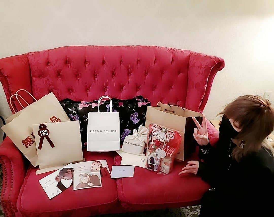 杉浦アヤカのインスタグラム：「銀時さんとのコラボアクセサリー第2弾のお渡し会無事終わりました❄💕🎄来てくだわさったファンの方々銀時さんのスタッフさん本当に皆さんのお陰で今日を迎える事がでしました。ファンのこの顔が見れてお話しできて本当に嬉しかった。第3段が出来るように頑張るぞー！！！💪」