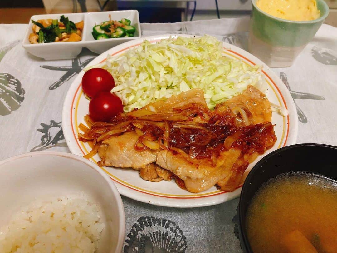 佐野千晃のインスタグラム：「ご飯🍚﻿ ﻿ 美味しい野菜をおばちゃまから貰って美味しいお肉はニチレイフレッシュさんから届けられて、毎日楽しく料理できて幸せ🤤﻿ ﻿ いつも通り無駄に聞きましょ🤤﻿ ﻿ どれがつくりたい？(いつもと違う)﻿ ﻿ ①豚の生姜焼き﻿ ②鶏肉とさつまいもの照り照り焼き﻿ ③ステーキ玉ねぎソースかけ﻿ ④オムライス﻿ ⑤豚肉と白菜の塩麹炒め﻿ ⑥カリフラワーのマヨネーズ﻿ ⑦鶏肉とキャベツのマヨポン酢﻿ ⑧手羽先マキシマム﻿ ⑨キャベツのペペロンチーノ﻿ ⑩ターサイと豚肉の五目あんかけ﻿ ﻿ 全部ぺろり🤤﻿ ﻿ #ちゃー飯 #チャークッキング #yummy #Delicious #good #love #handmade #made #in #moana #instagram #instagohan #instafood #ニチレイ #ニチレイフレッシュ﻿ ﻿」