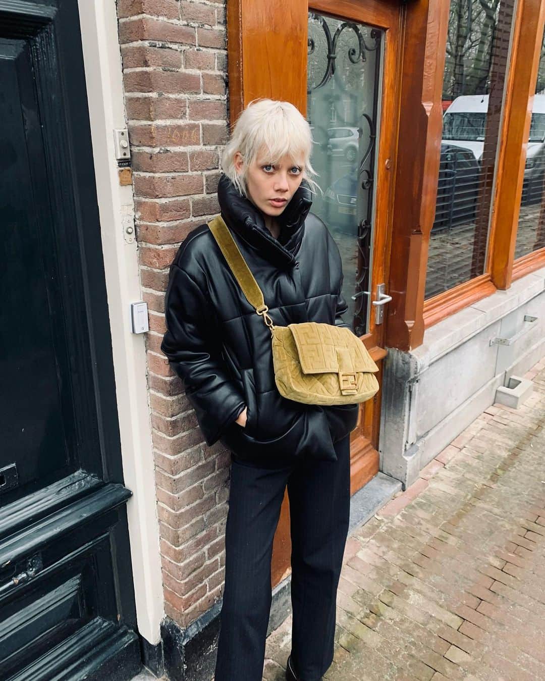 マリヤン・ジョンクマンのインスタグラム：「Taking my @fendi for a walk 🌲」