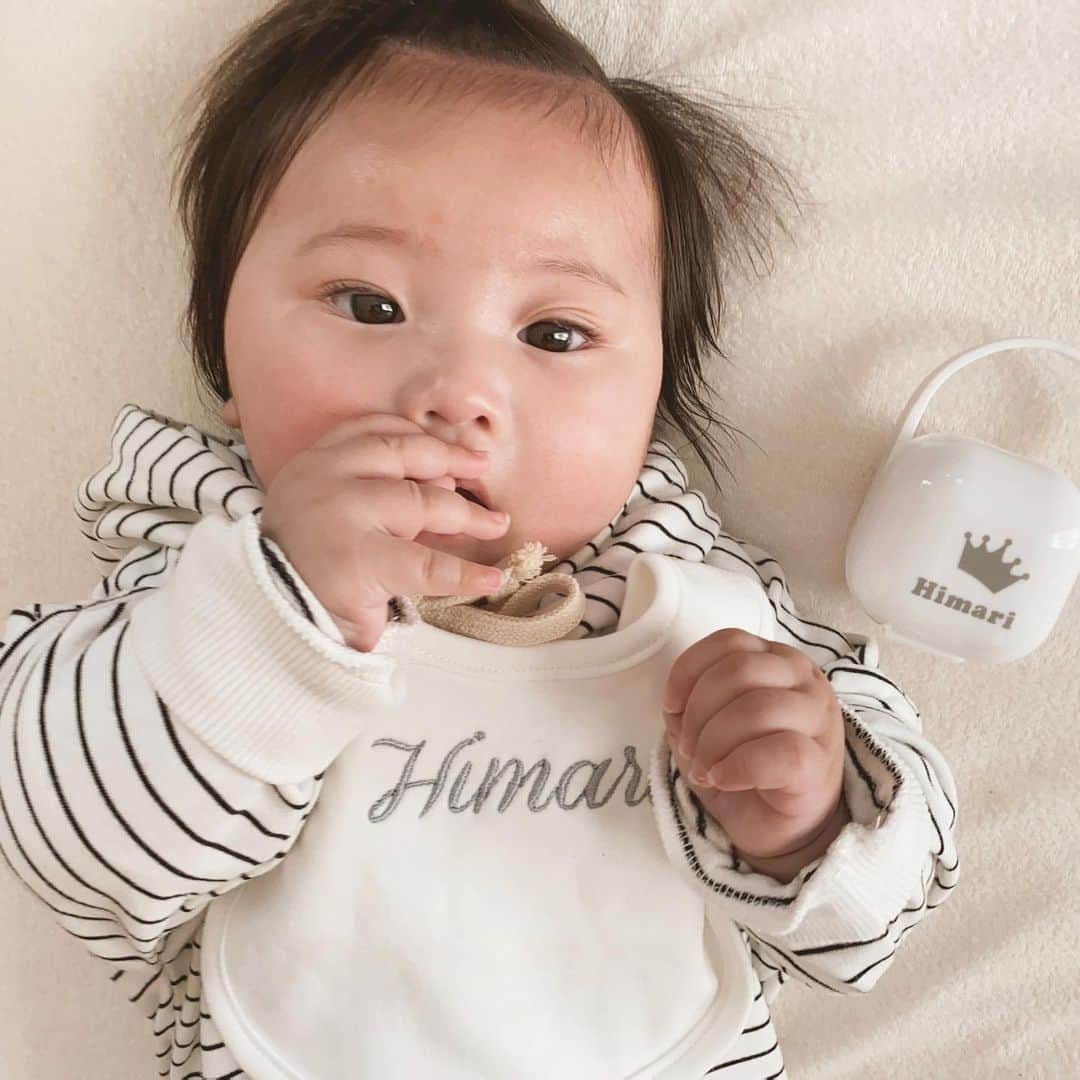 馬詰まほのインスタグラム：「むちこ♡ おおきくなったな〜👶🏽 みつえになってても可愛いんだわ。前髪伸びすぎてちょんまげ🍒スタイとおしゃぶりは名前入りで作ってもらったよ♡ bib & dummy / @eito__angelbaby」