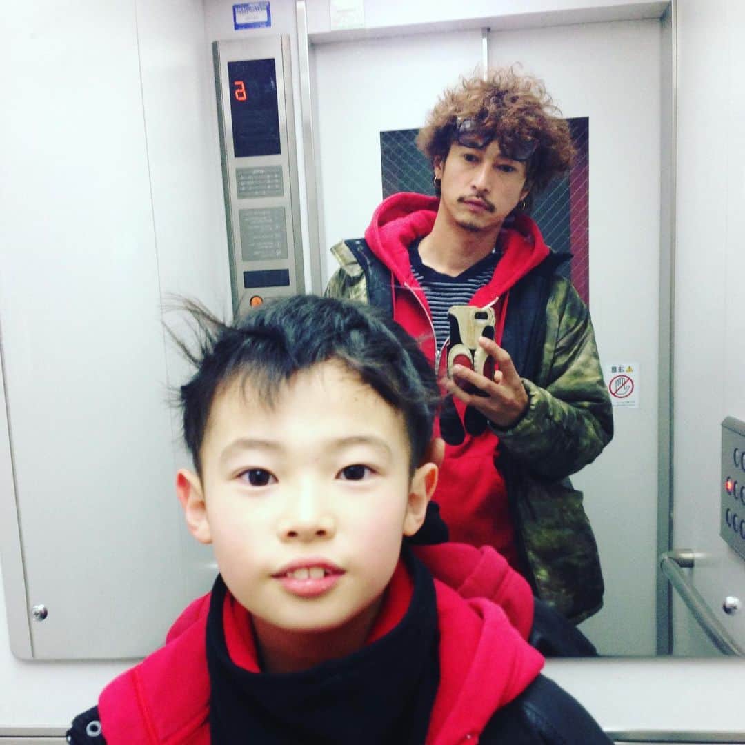 窪塚洋介のインスタグラム：「ラーメン屋で隣で食べてた子どもが、「辛い痛さちゃうねん、痛い辛さやねん」と言った後にオリジナルラーメンソングを家族に永遠に披露してるのを目を瞑りながらコッソリ聴いて「大阪ってええやん(シンゴ☆西成風)」てなった。 ところで、元祖ソーシャルディスタンスのあの店のどんぶりの底に書いてある"この一滴が最高の喜びです"は、いったい誰の気持ちなんだろう…？ バイクで切る風に秘伝のたれ効果で湧き出す汗が心地よかった師走の夜。 (写真は大阪に来た頃の拙者と、もう来ていた息子)」