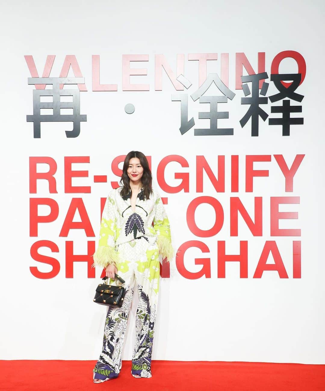 Valentinoさんのインスタグラム写真 - (ValentinoInstagram)「@liuwenlw and #ShenMengchen were both photographed in full looks from the #ValentinoDiary collection by @pppiccioli while attending #ValentinoResignify in Shanghai.」12月19日 20時46分 - maisonvalentino