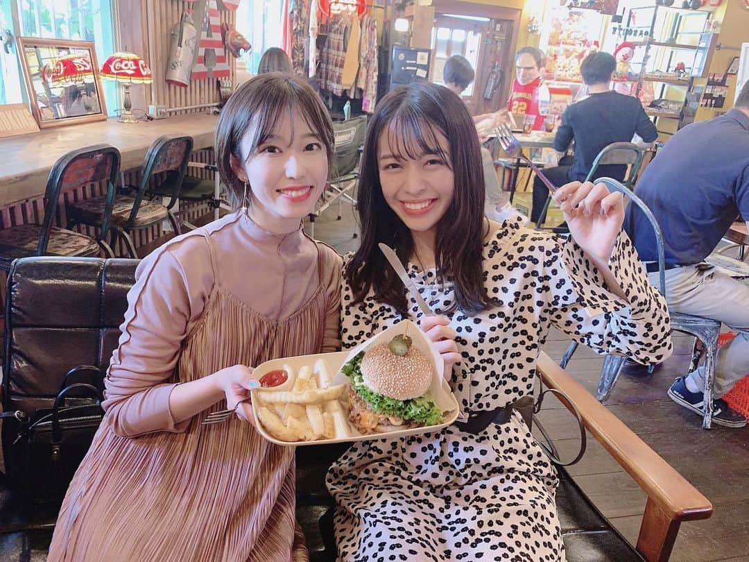 石倉侑芽さんのインスタグラム写真 - (石倉侑芽Instagram)「🍔💗  少し前にみんなで立ち寄った とっても可愛くて美味しかったお店☺️ ボリューミーでジューシーな ハンバーガーはもちろんのこと、 珍しいメダカが手に入ると マニアの間では有名店らしい👀💗  ラメが入ってたり、カラフルだったり 初めて見る種類のメダカがたくさんいて とっても楽しかった🥺💓  店内で販売してるオリジナルグッズも可愛かったよ❣️  #ボアソルチ#ハンバーガー#メダカ#沖縄観光 #沖縄グルメ#沖縄カフェ#gotoトラベル#沖縄旅行」12月19日 20時46分 - yume8115