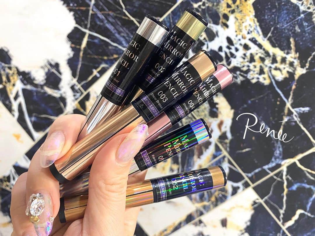 埜藤理恵のインスタグラム：「leaf selection﻿ -MAGIC MIRROR PENCIL-の﻿使用感レポ🍒﻿ @leafgel_premium ﻿ ﻿ ミラーネイルが周りに飛散しないのもいいですが﻿ 私的にダストとかラメとか手についてるだけで﻿ すぐに手洗いに行くタイプなので﻿ 施術中の手につかないのが﻿ かなりポイント高め⬆︎💯笑﻿ ﻿ こうゆうペンシルタイプのミラーって どうゆう構造になってるんだろう🧐って 不思議だったけど スポンジの逆側のフタ部分に ミラーが内蔵されていて フタしめるだけで勝手にスポンジについてくるから 余計に飛び散らないしすごいね👐🏻👐🏻  カラーは6種類の展開だそうです⭐︎﻿ ﻿ ミラーパウダーって﻿ ケースに入ってる感じと﻿ ネイルに乗った感じが﻿ 印象が違うことあるけど﻿ これは2枚目のスポンジに﻿ ついてるカラーの発色のままなので﻿ わかりやすい👐🏻😉﻿ ﻿ 私的に003のShine Bronzeが﻿ あまり他にないカラーで﻿ 上品ブロンズカラーで﻿ 好きです❣️👐🏻﻿ ﻿ この後に003を使用した﻿ デザインアップします♡見てみてください☺️﻿ ﻿ @leafgel_premium ﻿ Renéeで取り扱っている﻿ ジェルブランドの中に﻿ リーフジェルのカラーも﻿ 取り扱いさせていただいております❤︎﻿ ﻿ ﻿ ﻿ nailsalon Renée®︎﻿ ￣￣￣￣￣￣￣￣﻿ TV.メディア出演﻿ スタッフ全員資格保持者﻿ カラー300種類以上﻿ パーツ1000種類以上﻿ 雑誌掲載デザイン多数﻿ ﻿ ﻿ ﻿ ▫︎Renée梅田本店﻿ 【open-close】10:00〜21:00﻿ 【定休日】不定休﻿ 【add】大阪市北区堂山町15-23-908﻿ ﻿ ▫︎Renée les deux梅田店﻿ 【open-close】10:00〜21:00﻿ 【定休日】不定休﻿ 【add】大阪市北区堂山町15-23-1003﻿ ﻿ ▫︎Renée by Beauland Ashiya芦屋店﻿ 【open-close】10:00〜21:00﻿ 【定休日】不定休﻿ 【add】芦屋市業平町6-11 Ashiya grotto 302﻿ ﻿ ﻿ ﻿ ﻿ ▶︎▶︎▶︎初回クーポンご利用頂けます﻿ ￣￣￣￣￣￣￣￣￣￣￣￣￣￣￣￣﻿ ご予約はプロフィールTOPのリンク内﻿ URLをご利用下さい。﻿ ﻿ ﻿ ﻿ メニューに迷った方やご相談は…﻿ ﻿ 　　🤍Renée公式LINE🤍﻿ ─────────────﻿  【@bos7903t】←※@から入力🔍﻿ ﻿ ﻿ ﻿ ﻿ ﻿ #nail#nails#gelnails#nailart#ネイル#ジェルネイル#美甲#네일#젤네일#nailsalonrenee#ネイルサロンレネ﻿ #大阪ネイルサロン#梅田ネイルサロン#芦屋ネイルサロン#神戸#芦屋#beauland#ビューランド﻿ #芦屋ネイルサロン#love#instagood」