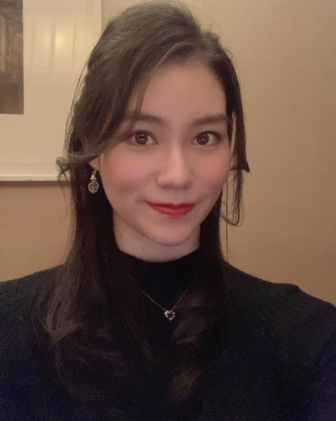 大塚莉奈のインスタグラム：「姉がヘアメイクしてくれました^ - ^  #hairstyle #hairmake #makeup #大塚まゆり #姉 #ınstagood」