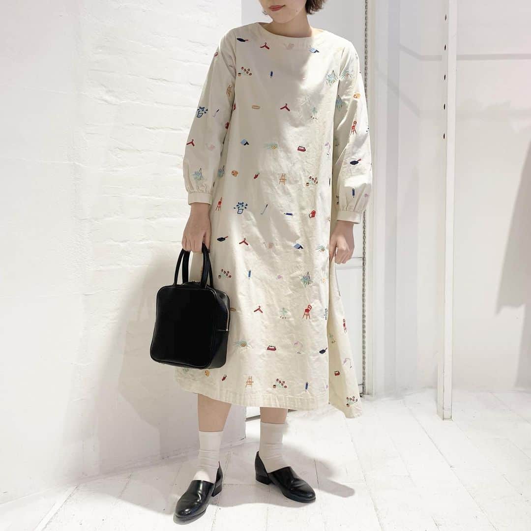 l'atelier du savonのインスタグラム：「. . // new  arrival // . . お家で過ごしているとき 目に映った雑貨達を刺繍に。  植物、イーゼル、パレット、ティッシュ、レタスサンド、スタンドライト、ハンガー、電話、鉛筆、本、椅子・・・  普段当たり前すぎて 目にとまらない家具や雑貨たちを ひとつひとつ個性を 引き出しながら楽しんで描きました。 着ていても眺めていても 楽しい気分になる 主役なワンピース。  . @latelierdusavon_   家の中刺繍ワンピース ¥18,000+tax .  . #latelierdusavon #アトリエドゥサボン #刺繍ワンピース#ワンピース#ワンピースコーデ#春コーディネート #figlondon#フィグロンドン#iamiinfact#アイアムアイ」