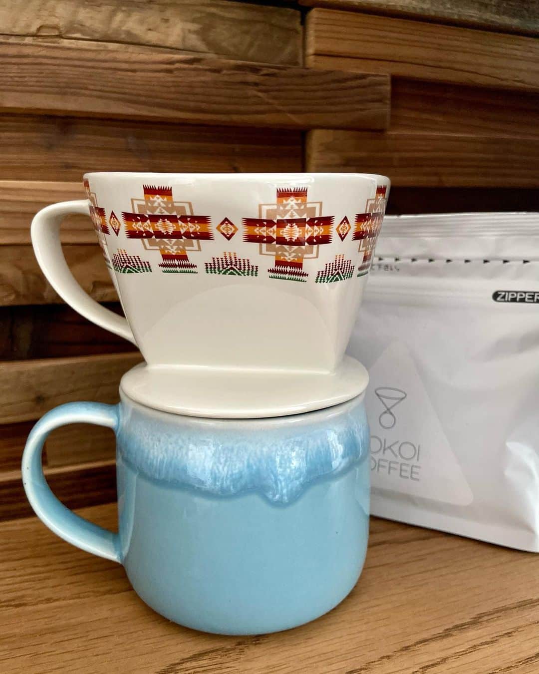 高橋佑奈のインスタグラム：「. ロケでお邪魔したSouth Cedar DRIVE INNさんで販売されているコーヒードリッパー☕️ . いつもインスタントのコーヒーで済ませていたのを 豆から挽いてドリッパーでドリップして飲むという とても贅沢な時間を過ごしています😌 . オシャレな雑貨やアウトドアグッズ、 さらにかっこいいオリジナルブランドなど 幅広いアイテムが揃っています👍🏼 . あいかさんとみつきはオリジナルパーカー！！ カッコいい👏👏 . 併設されてるJolly Jellyfishのステピも！ びっくりするくらい美味しかった！！！！ . #hbc #ブラキタ」
