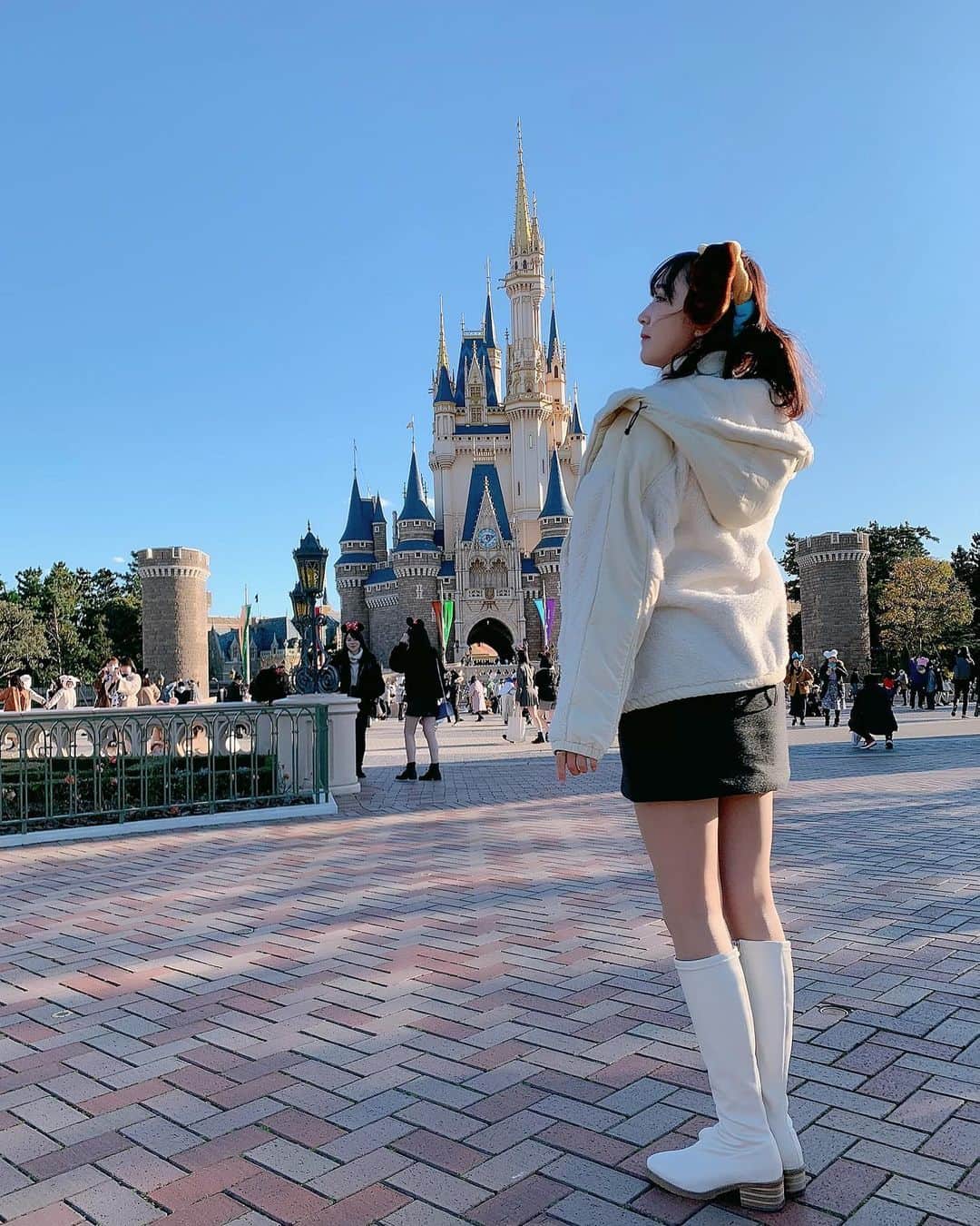 のインスタグラム：「𓊆ディズニー𓊇  シンデレラ城は外せない♡ いつか結婚したら披露宴では絶対水色のシンデレラみたいなドレス着るのが夢 ◡̈*  シンデレラの私、興味ありますか？( ˘ω˘)」