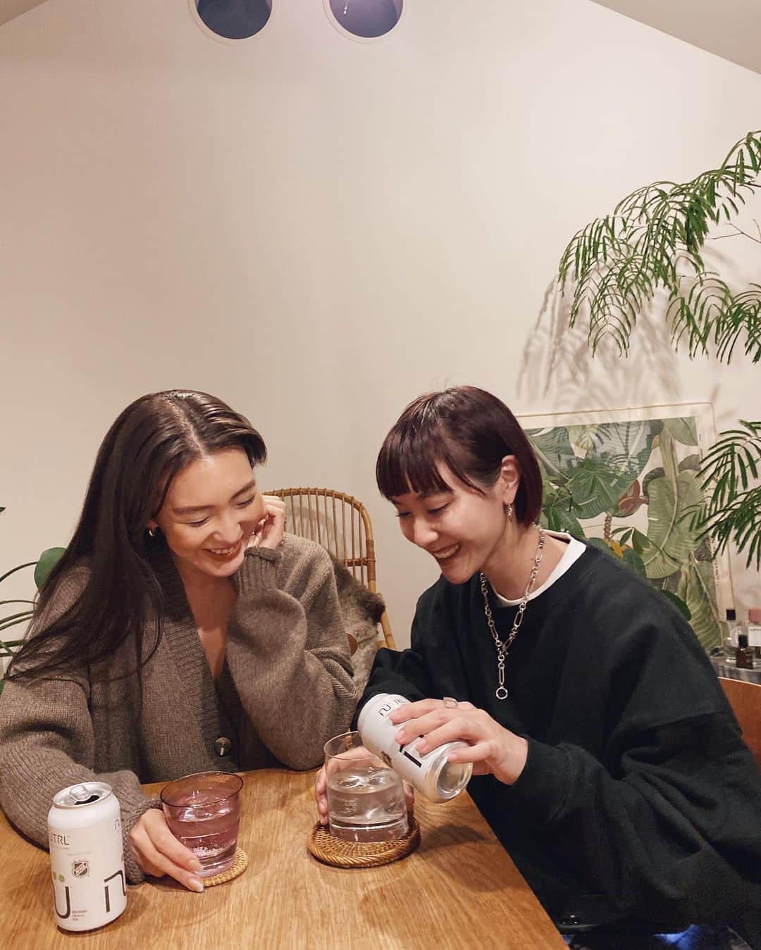 小竹麻美のインスタグラム：「姉妹で飲むことが多かった2020年。 週末はいつものメンバーも揃って特別な時間♡最近、炭水化物ゼロ、糖類ゼロの海外のウォッカソーダを見つけてテンションあがりました♡これならヘルシー🍋日本には入ってきたばかりみたい！ . #NUTRL#ニュートラ#supported」