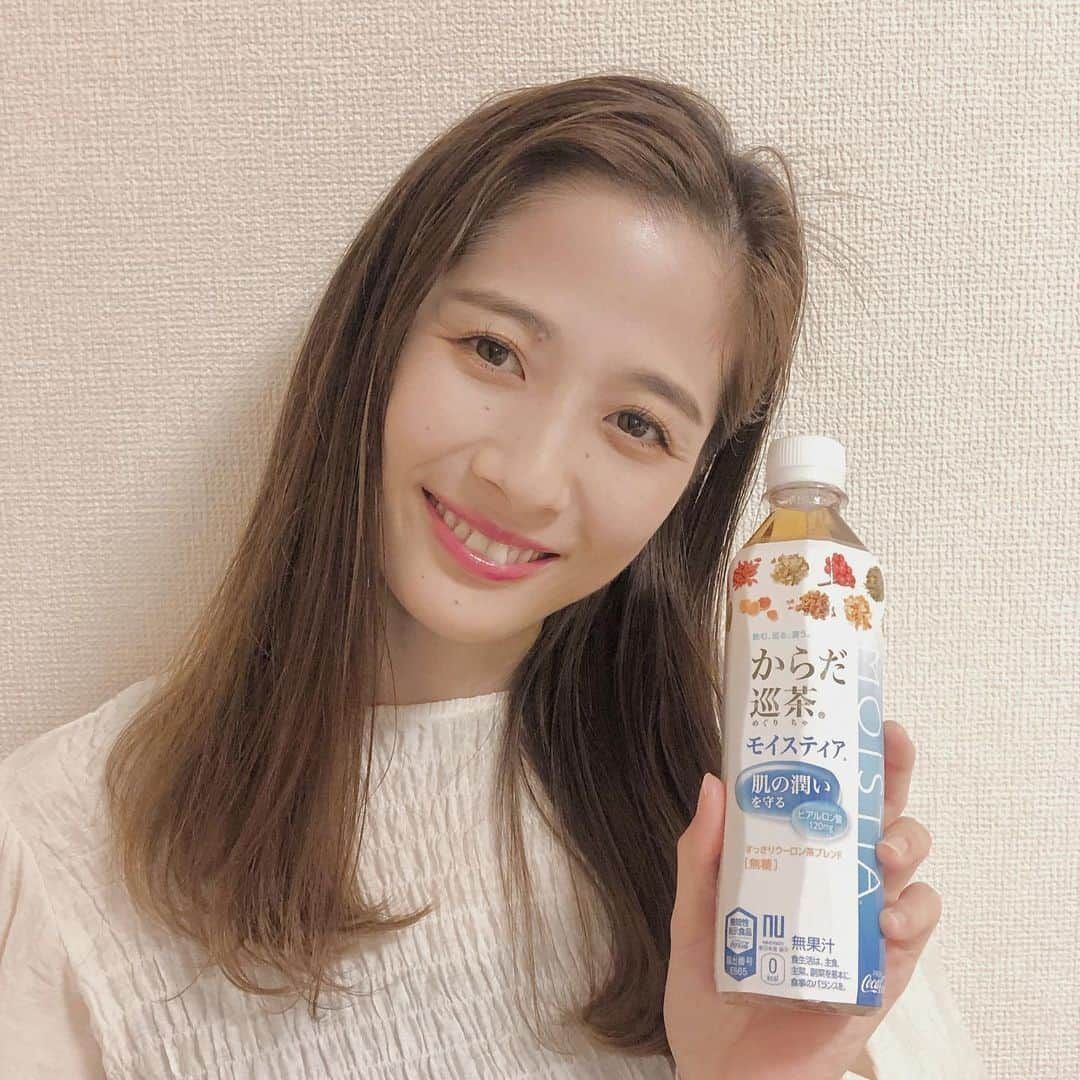 立澤香奈さんのインスタグラム写真 - (立澤香奈Instagram)「. 私が大好きなからだ巡茶が、 なんとヒアルロン酸を配合して新発売しました！ その名も『からだ巡茶 モイスティア』 乾燥しやすいこの時期にとっても嬉しい商品をコカ･コーラさんからいただきました🌈✨✨ すっきりウーロン茶ブレンドで美味しくて飲みやすい❤︎ ヒアルロン酸配合だから、肌の潤いが気になるこの季節にピッタリのお茶🍵  ぜひチェックしてみてください✔️💕  #からだ巡茶 #モイスティア #ヒアルロン酸 #PR」12月19日 20時55分 - kana_tatsuzawa