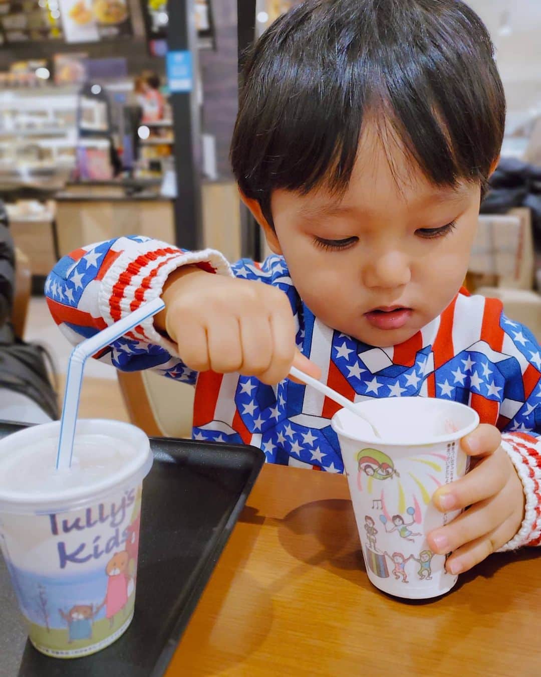 佐藤夏希のインスタグラム：「アイスに夢中🍨💕 * * * * * #男の子#男の子ママ#おやこーで #むすこーで #息子#息子ラブ #2歳#0歳#ママ#3歳差育児 #ママスタグラム#mama#mamastagram #mamanoko #ママリ#成長記録 #2児ママ#兄弟#babyboy #justborn#3歳差兄弟 #ベビスタグラム#TULLYS#タリーズコーヒー #タリーズ#tullyscoffee #🍦」