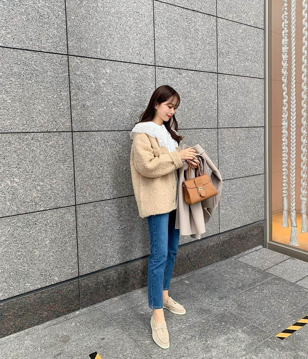 ハンナミのインスタグラム：「さむくてかなり着込んだ日 ☃️  新作ブラウス(×付け襟)とアルパカカーデ 合わせたら、すごくかわいい.. ! 🤍  きのうからstartした新作発売にて いつもたくさんのご注文ありがとうございます:)  ご予約は明日までです 🕰✨  blouse,cd,coat #eneu bag #delvaux shoes #loropiana」