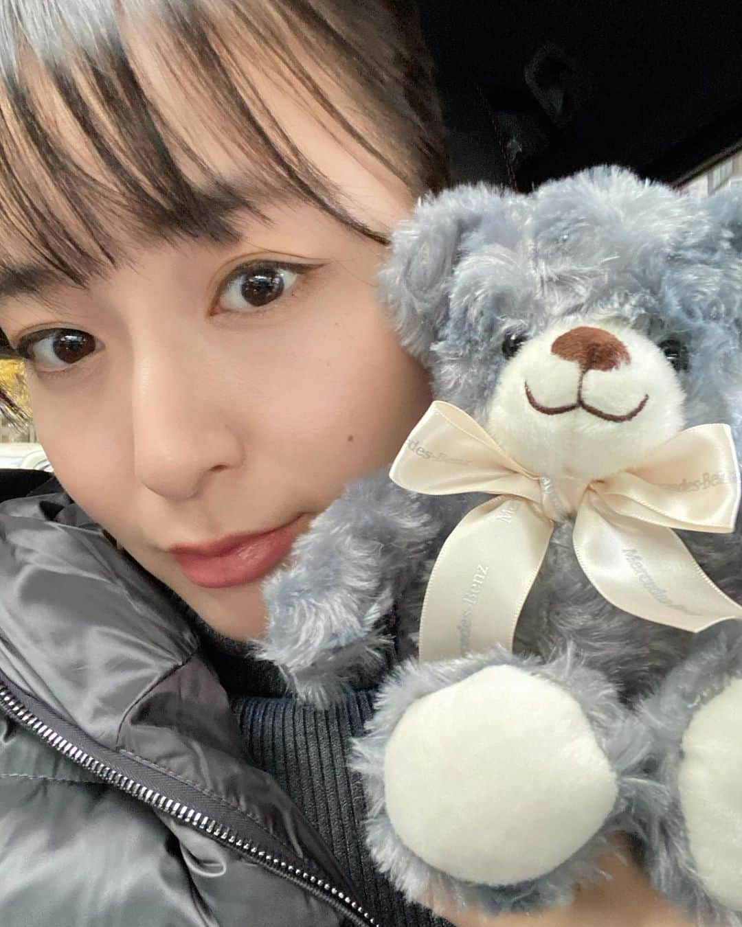 岩間恵のインスタグラム：「納車！車は詳しくないけど おまけのクマ🧸が可愛いってことは分かる  私も運転がんばります💪 (ペーパーのためゴールド免許保持者)」