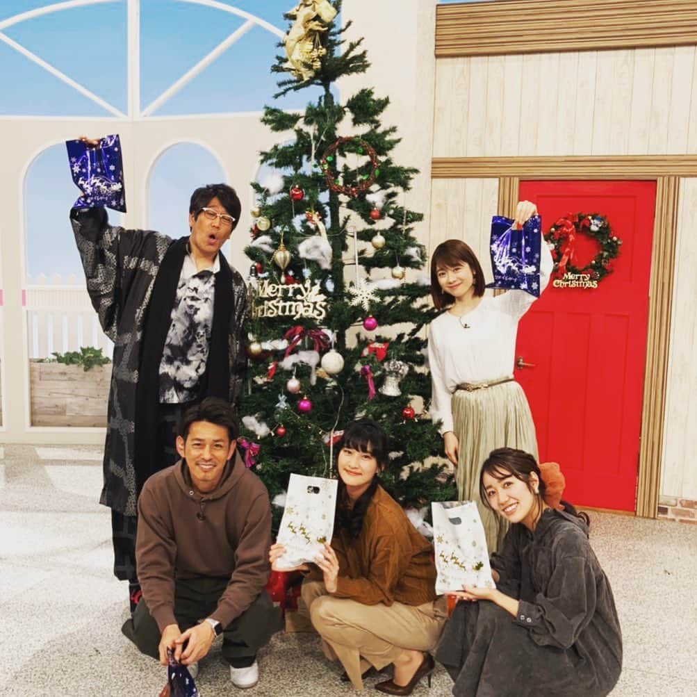 千葉直樹のインスタグラム：「仙台放送『あらあらかしこ』 年内は今日が締めの生放送となりました。 ちょっと早いですが… Merry Christmas & Happy New Year また来年もよろしくお願いします！」