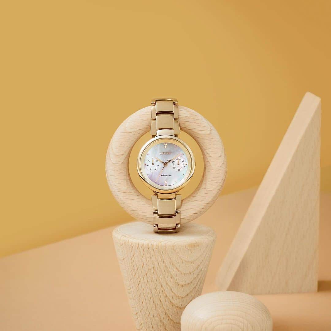 citizenlwatchさんのインスタグラム写真 - (citizenlwatchInstagram)「Stay gold with this golden watch✨﻿ ﻿ The combination of this gold metal band and pearl adds elegance to your day.﻿ ﻿ 白蝶貝の文字板とゴールドのバンドの組み合わせが上品なモデルです🌟﻿ ∵∵∵∵∵∵∵∵∵∵∵﻿ CITIZEN's sustainable watch﻿ ﻿ ・model ﻿ FD1103-89Y﻿ ※日本ではお取扱いのないモデルです。﻿ ﻿ Link in bio @citizenlwatch ﻿ ∵∵∵∵∵∵∵∵∵∵∵  #citizen #citizenl #citizenwatch #シチズン #シチズンエル」12月19日 20時57分 - citizenlwatch