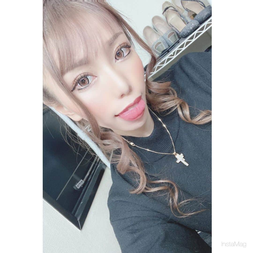 あゆかのインスタグラム：「こないだはお団子にした😉 前髪すきすぎてやばいことに なっておる、、、、 みんな息してる？  .  .  .  #千葉キャバクラ#千葉富士見キャバ嬢#千葉富士見町キャバ嬢#千葉富士見キャバクラ#arドレス#ジュエルズドレス#オンラインキャバクラ#ファッション好きな人と繋がりたい#ヘアメイク#お家スタイル#息してる？#followｍe4 #follow4like#followtrain」