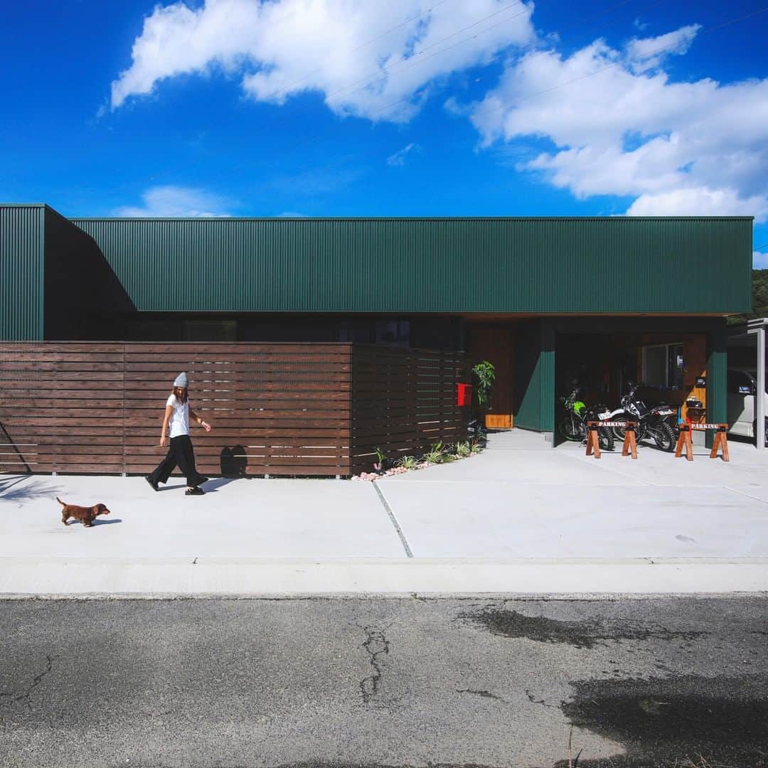 コラボハウス一級建築士事務所さんのインスタグラム写真 - (コラボハウス一級建築士事務所Instagram)「.⠀⠀⠀⠀⠀ 車やバイクが好きなご夫婦がつくったのは⠀⠀⠀⠀⠀ 屋根付きガレージのある家。 ダークグリーンのガルバリウムと 板塀のこげ茶が好相性。⠀⠀ .⠀⠀⠀⠀⠀ 愛犬が遊ぶドッグランには⠀⠀⠀⠀⠀ アメリカンフェンスを使用しました。⠀⠀⠀⠀⠀ 世田谷ベースのような⠀⠀⠀⠀⠀ 大人の遊び心あふれる空間です。⠀⠀⠀⠀⠀ .⠀⠀⠀⠀ こちらはホームページの施工例で⠀⠀⠀⠀ 「新居浜ベース」としてご紹介しています。⠀⠀⠀⠀ @collabo_house　からご覧ください。⠀⠀⠀⠀ #外観 #ファサード #ガルバリウム #ダークグリーン #板塀 #アメリカンフェンス #平屋 #ビルトインガレージ #バイク好き #車好き #アウトドア #世田谷ベース #自分らしい暮らし #デザイナーズ住宅 #注文住宅新築 #設計士と直接話せる #設計士とつくる家 #コラボハウス #インテリア #愛媛 #香川 #新築 #注文住宅#マイホーム」12月19日 20時59分 - collabo_house