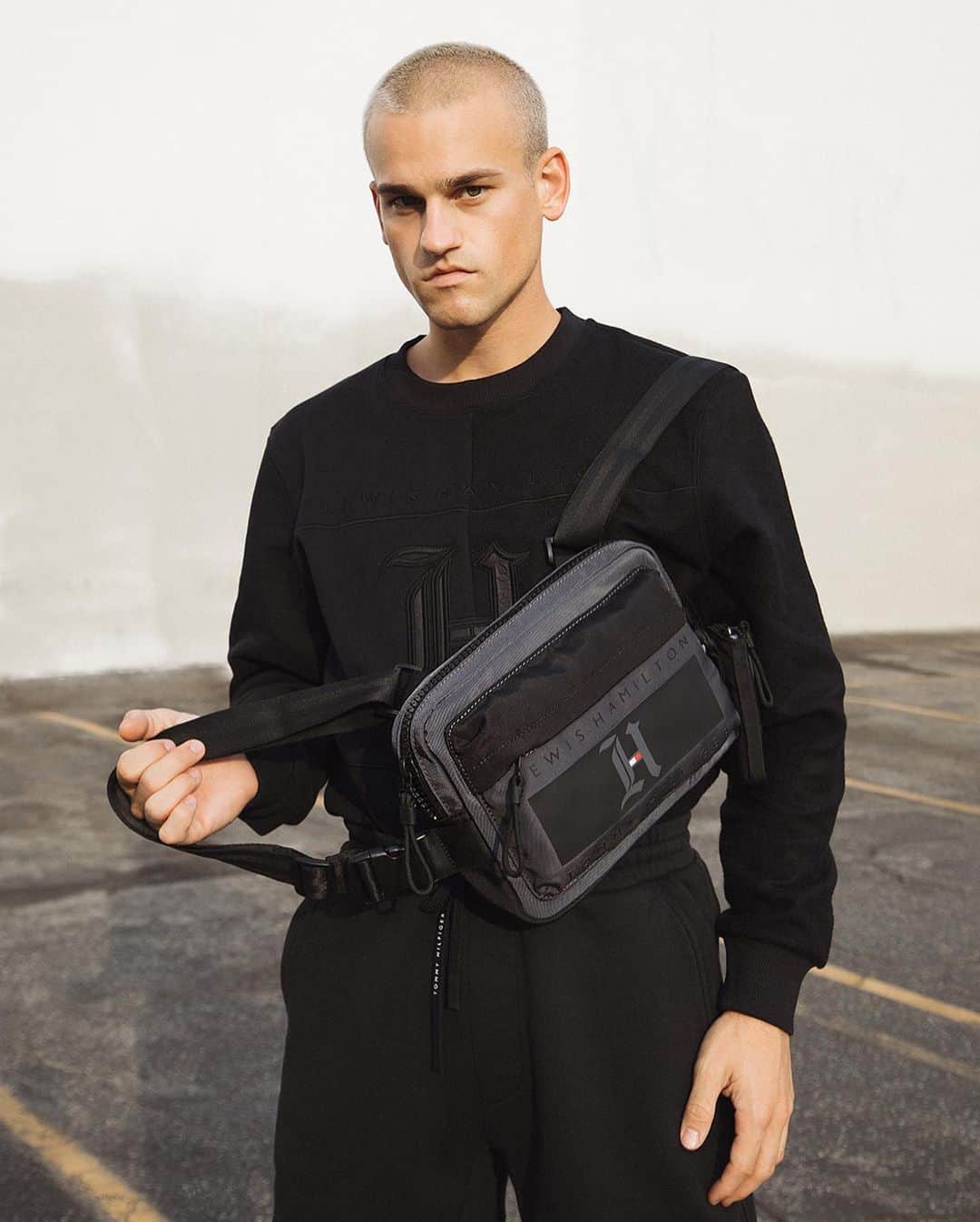 Tommy Hilfigerさんのインスタグラム写真 - (Tommy HilfigerInstagram)「Get to grips with the utility-style #TommyXLewis box bag like @everettwilliams」12月19日 21時00分 - tommyhilfiger