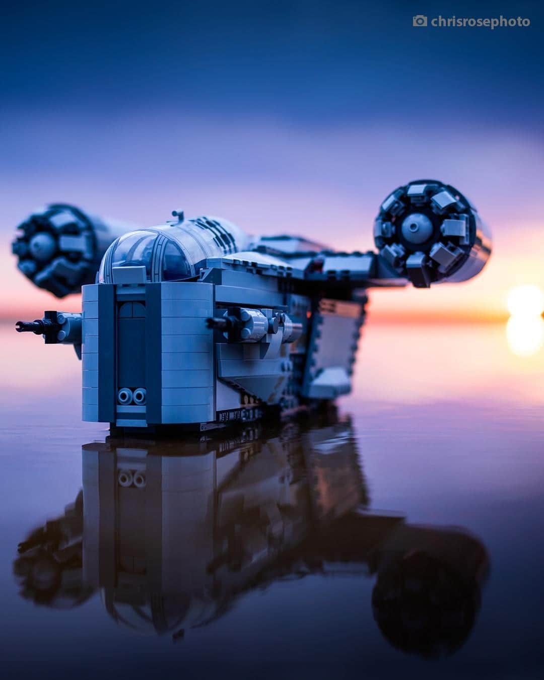LEGOさんのインスタグラム写真 - (LEGOInstagram)「We’re lost without a new episode of The Mandalorian. Guess we’ll have to watch it again. ​  📸: @chrisrosephoto​  #LEGO #LEGOStarWars #TheMandalorian」12月19日 21時00分 - lego